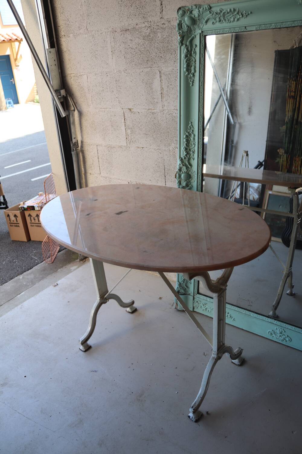 Antique garden table in cast iron and pink marble.