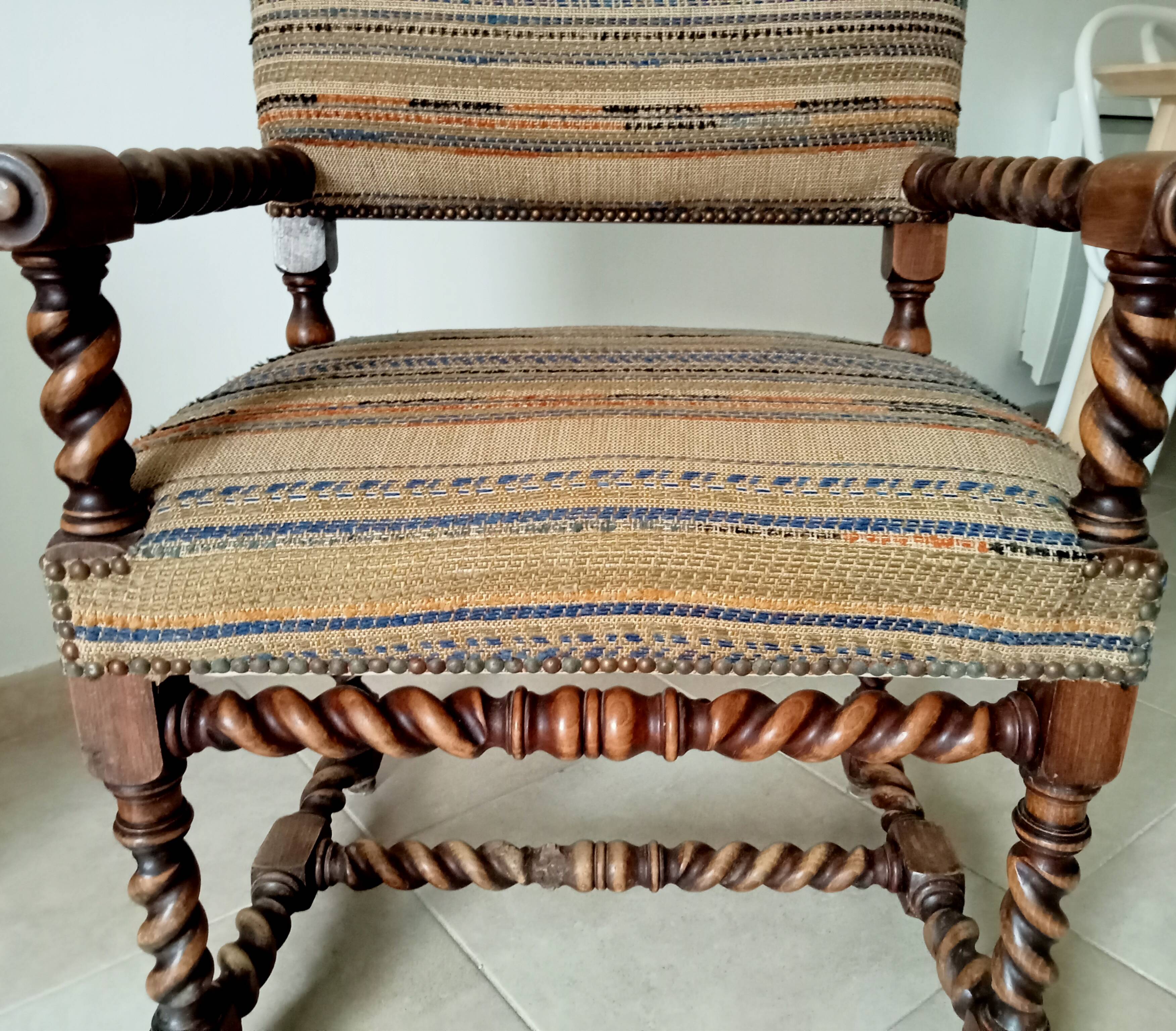Ancien fauteuil "caqueteuse" de style Louis XIII
