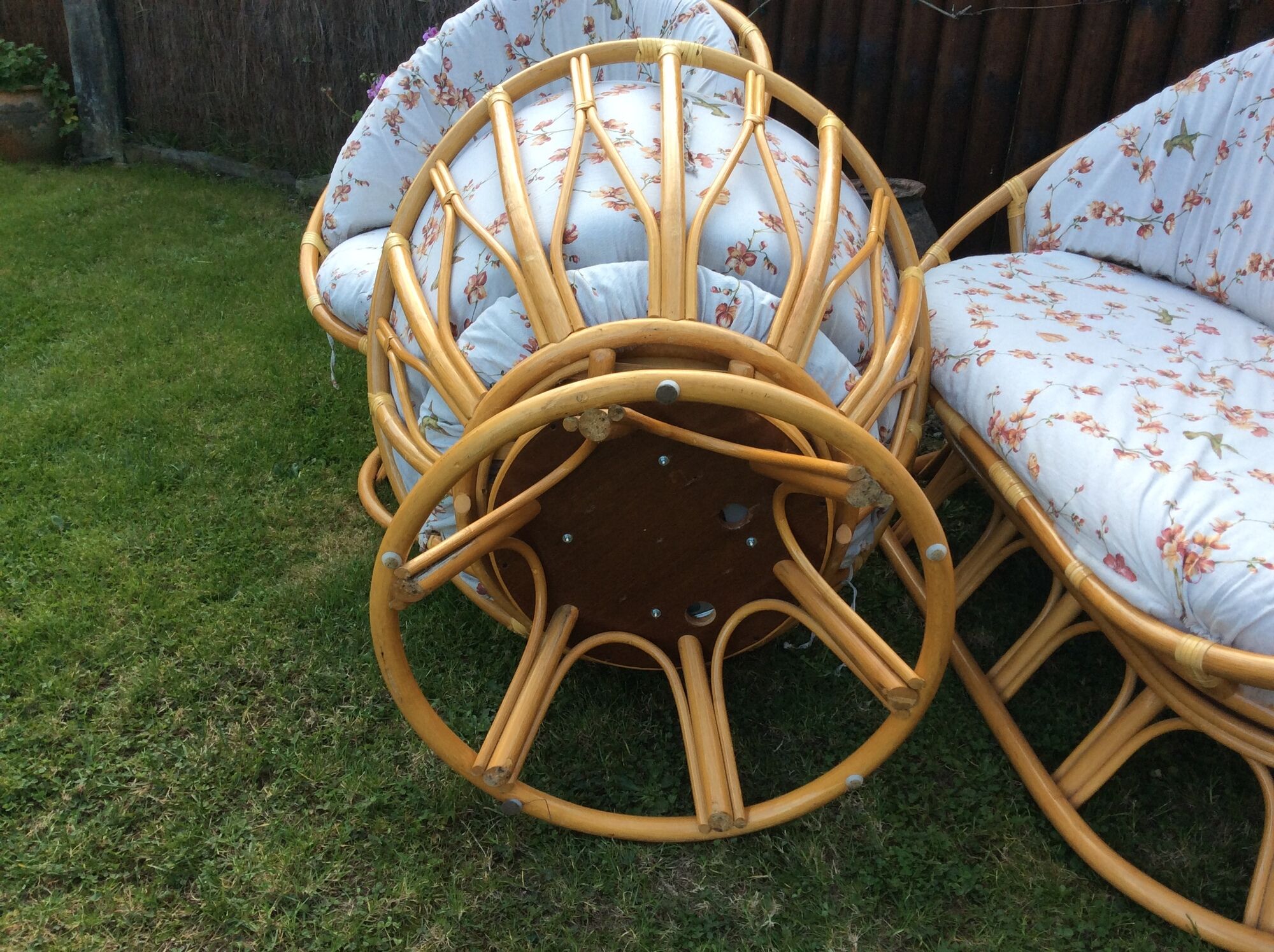 Vintage rattan lounge 1 bench and 2 swivel armchairs in perfect condition.