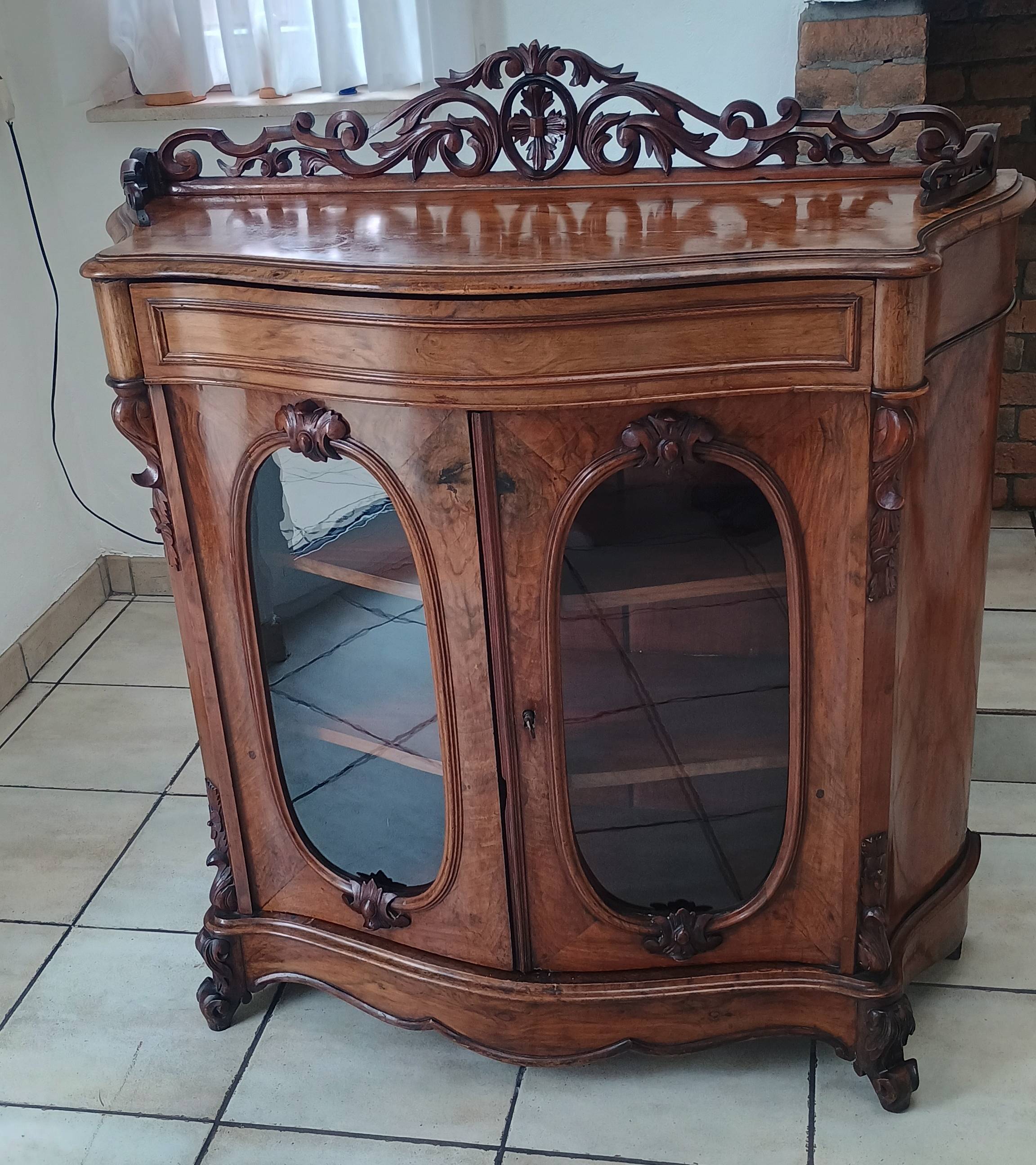 Meuble d'appui en placage de ronce de noyer style Napoléon III ou fin XIX