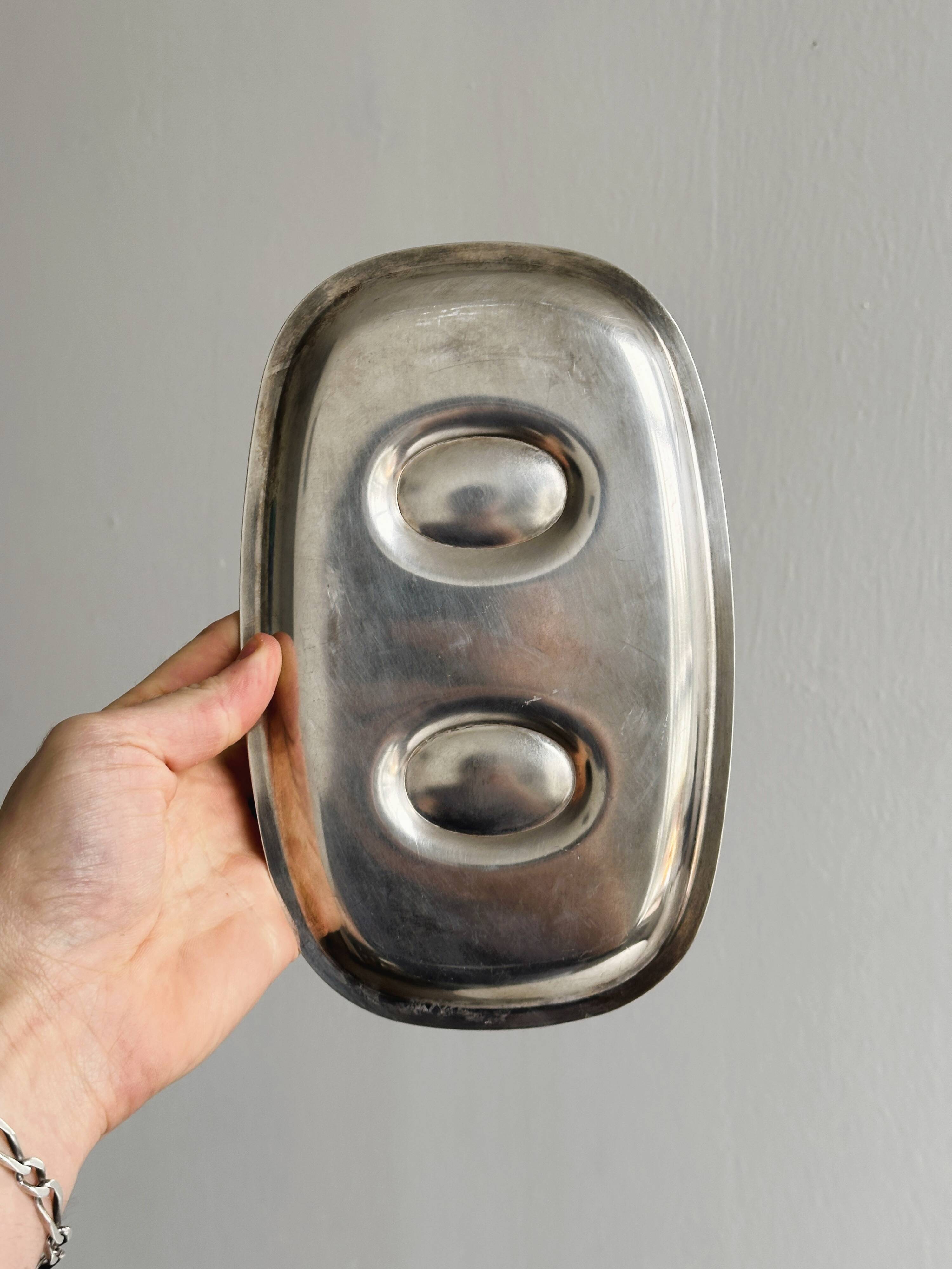 Fixed sauce boats on stainless steel tray