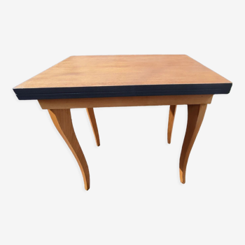Expandable wooden table