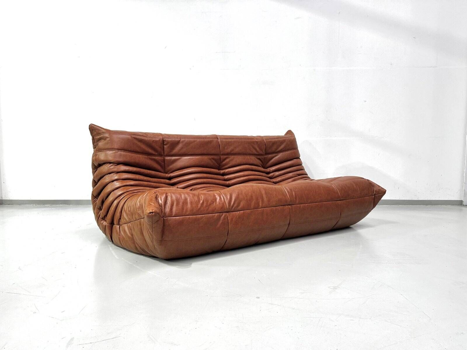Canapé Togo en cuir cognac attribué à Michel Ducaroy pour Ligne Roset.