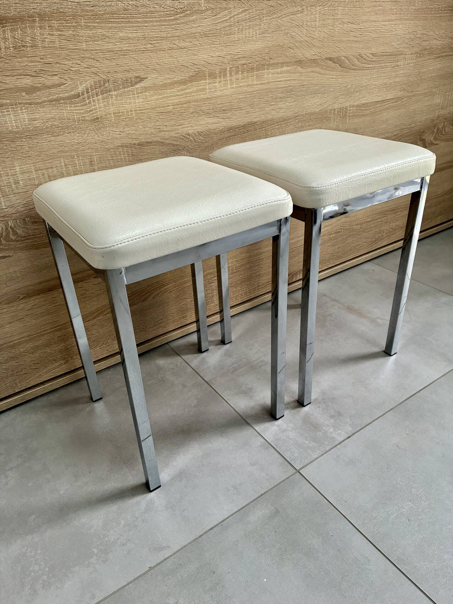 Pair of vintage 1980 chrome stools with white faux leather in very good condition.
