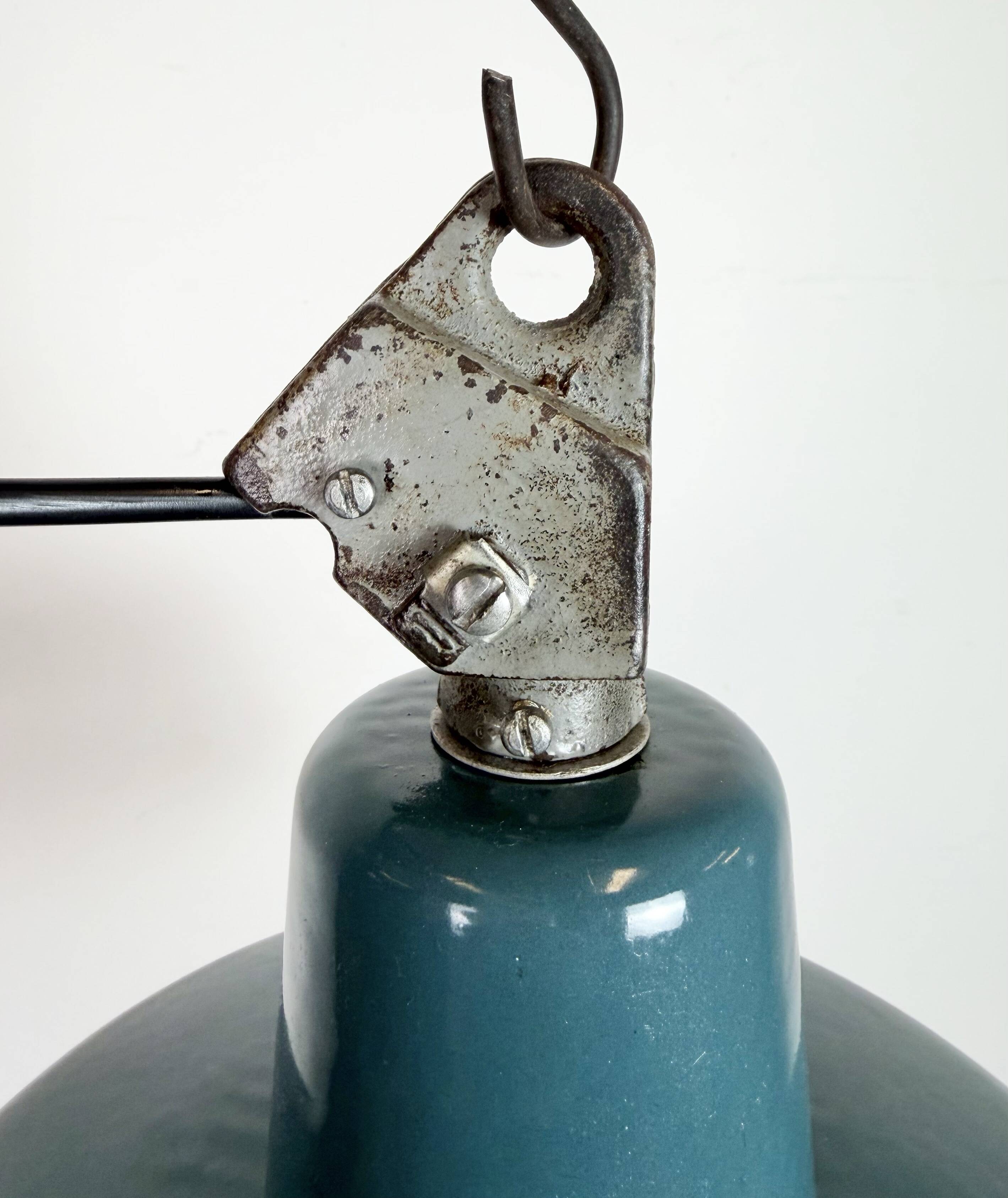 Lampe d'usine en émail pétrolier industriel avec dessus en fonte, années 1960.