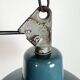 Lampe d'usine en émail pétrolier industriel avec dessus en fonte, années 1960.