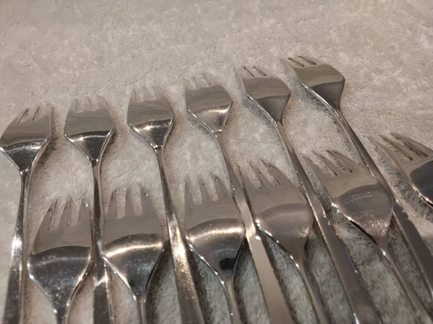 12 silver-plated metal cake forks by Ercuis Horizon silversmiths, 14.9cm