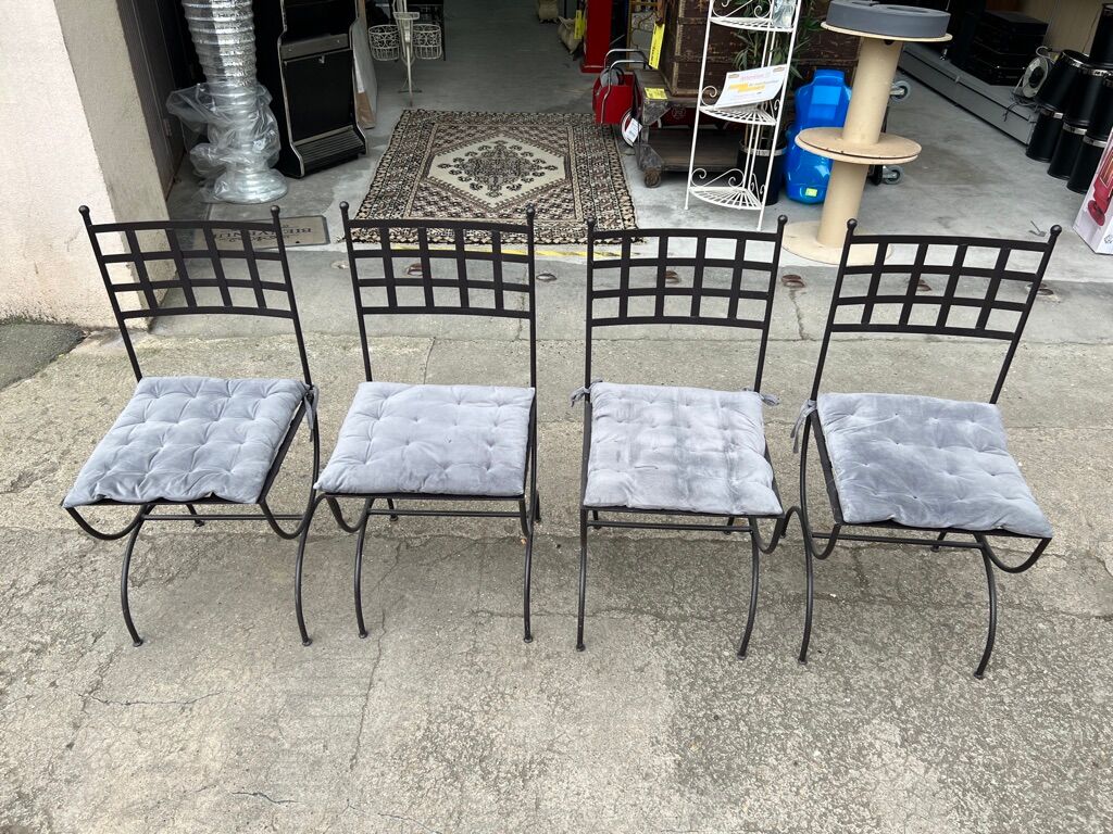 Set of 4 wrought iron chairs with seat cushions