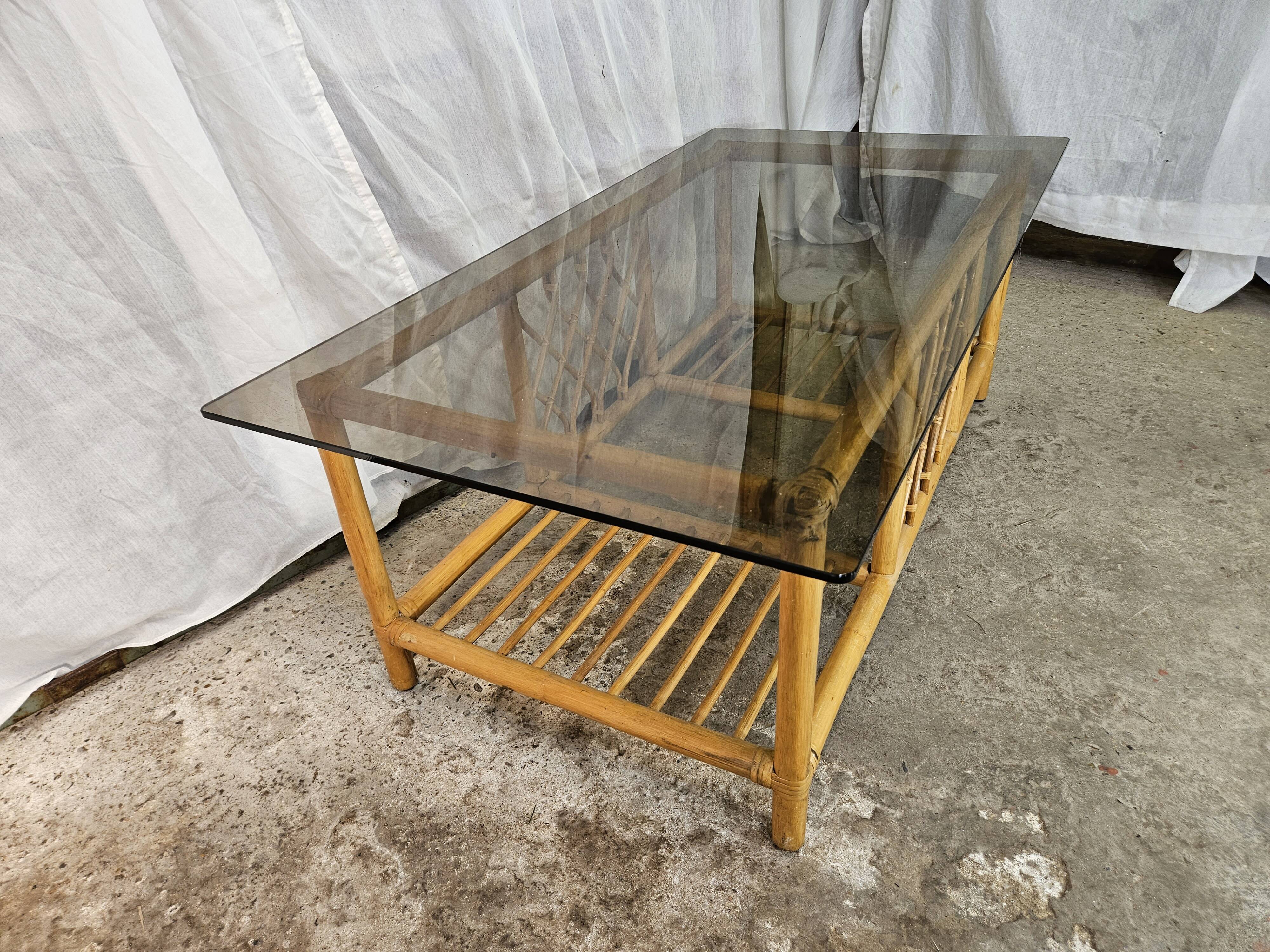 Table basse en rotin dessus verre fumé 1970
