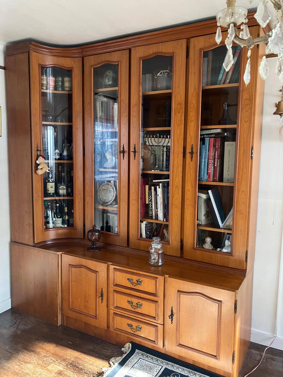 Showcase library in solid wood with two sections