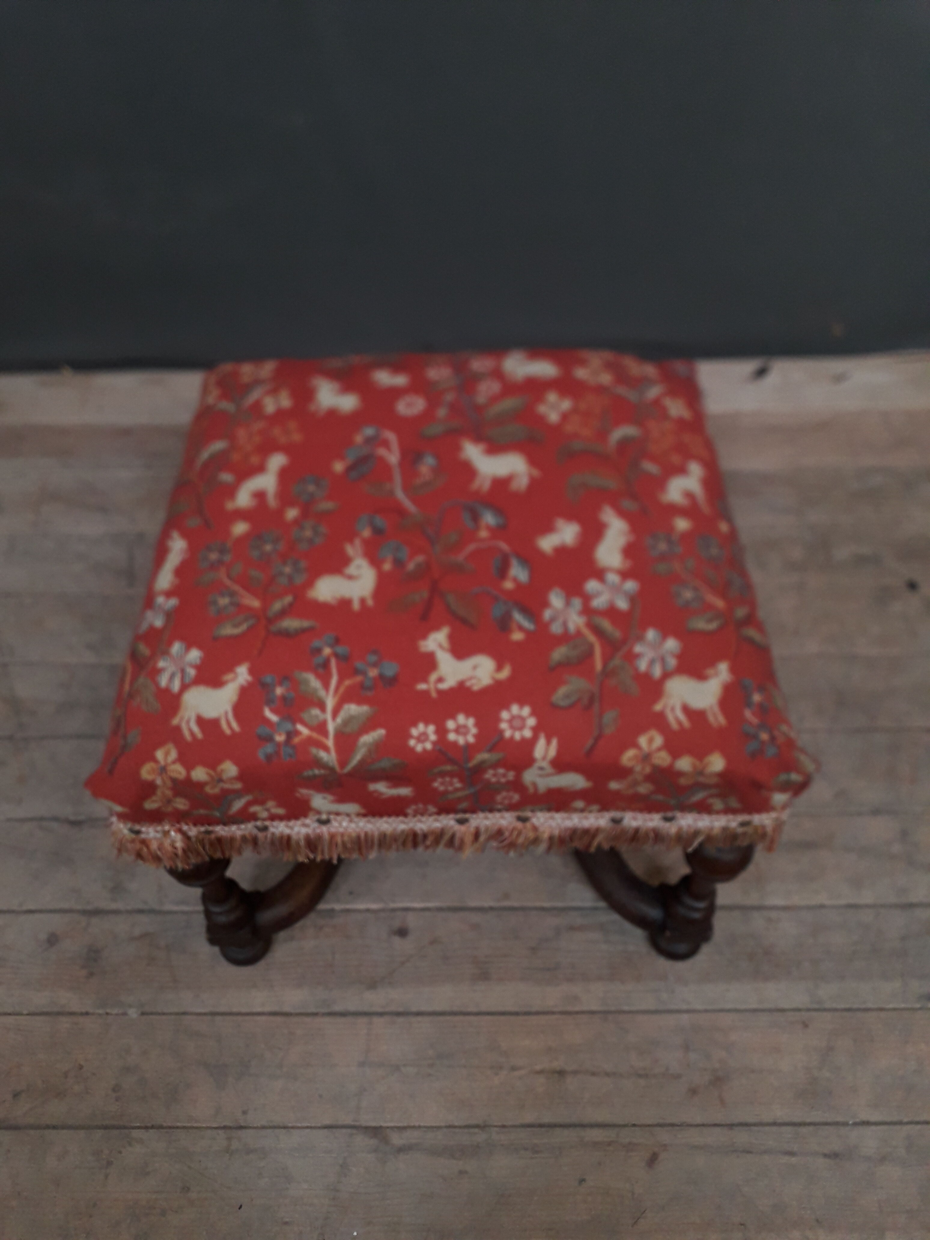 Pouf style Louis XIII