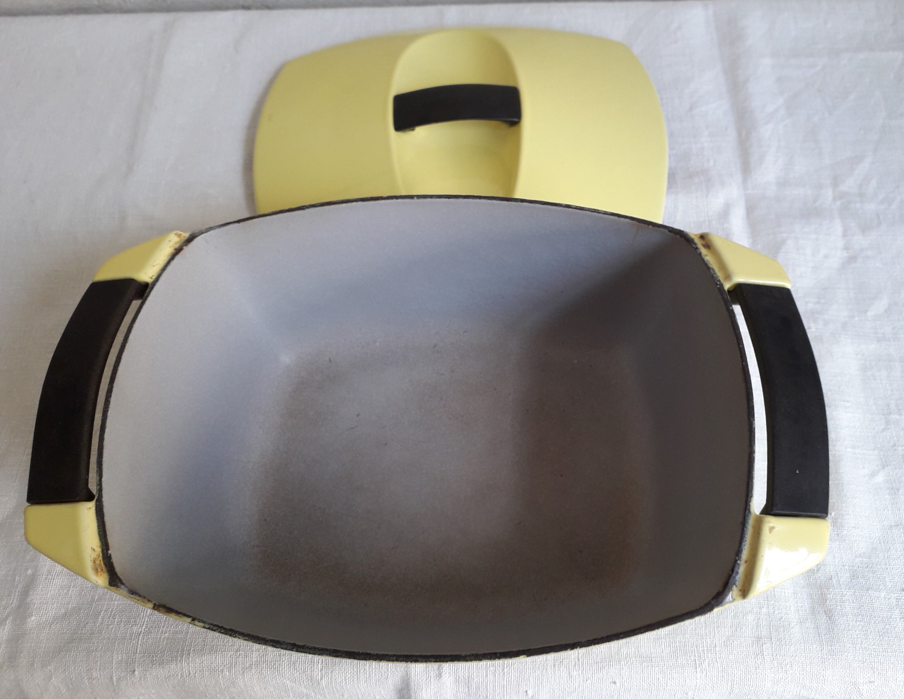 Cocotte en fonte émaillée jaune Le Creuset design Raymond Loewy