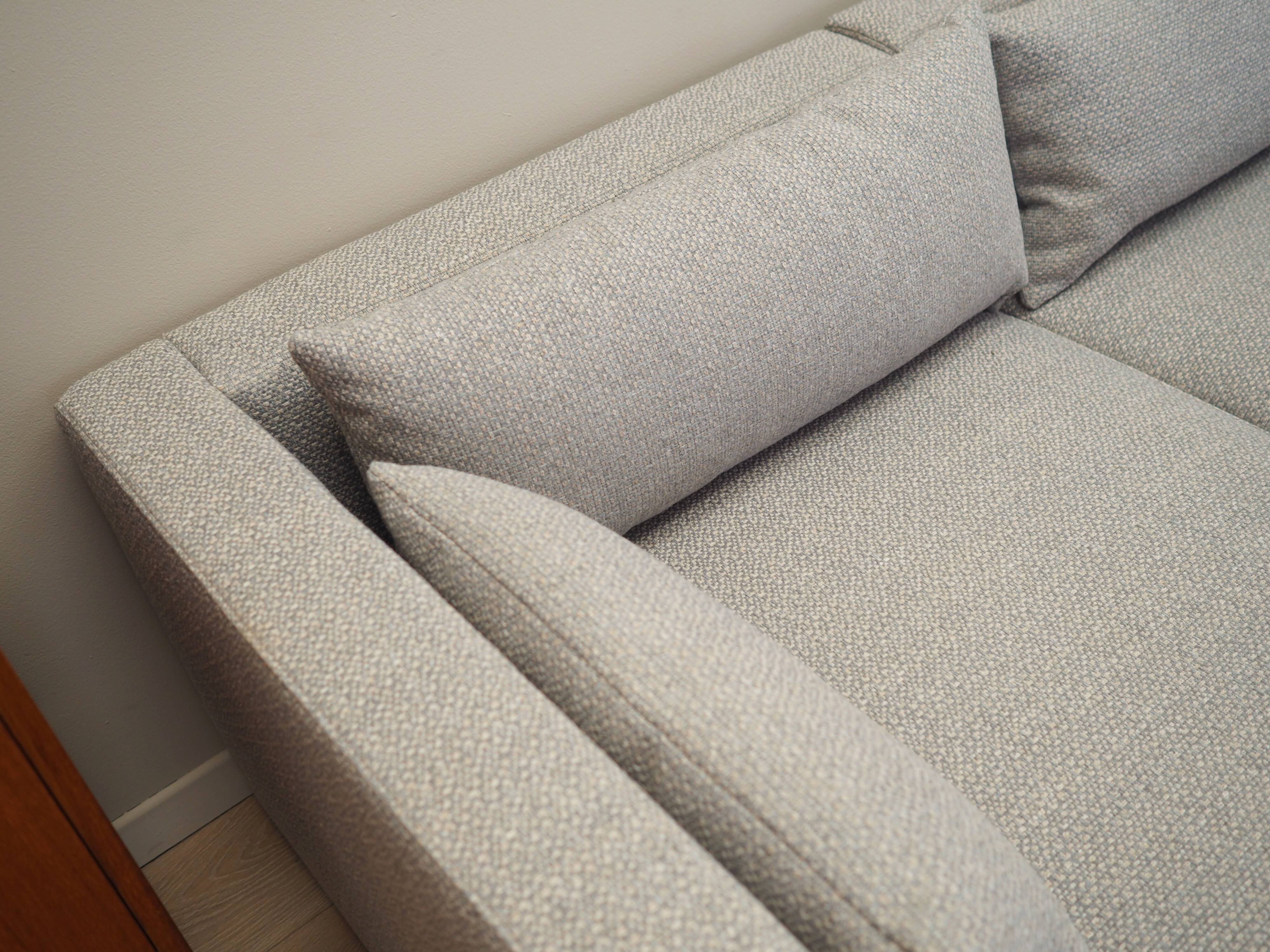 Canapé d'angle gris, design scandinave, années 2000