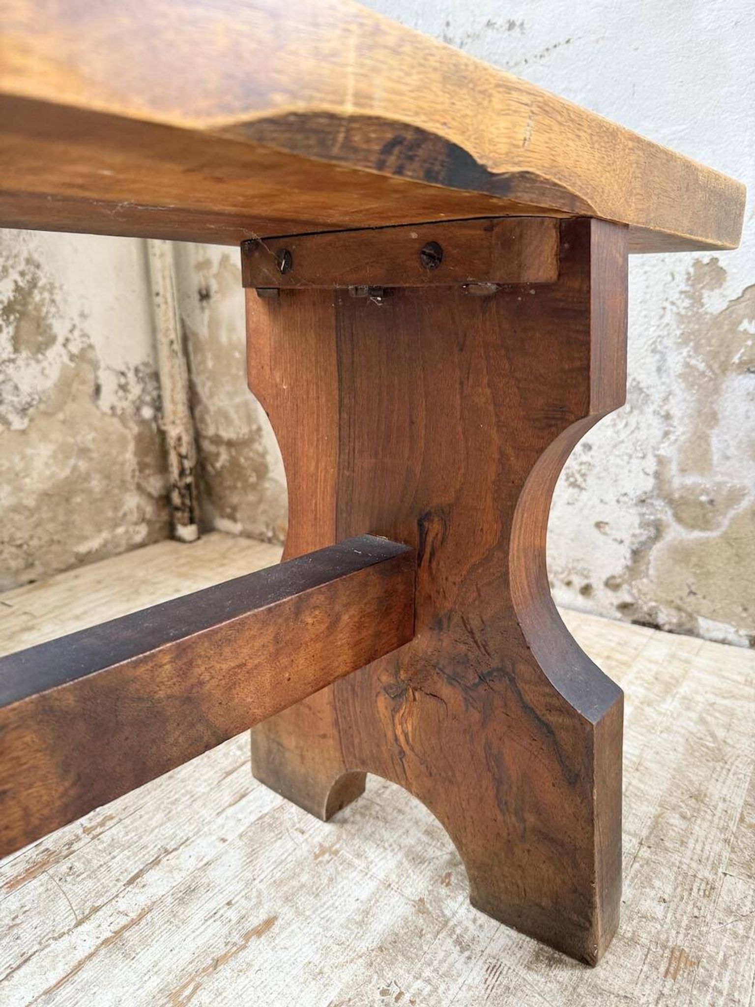Paire de bancs noyer 1900