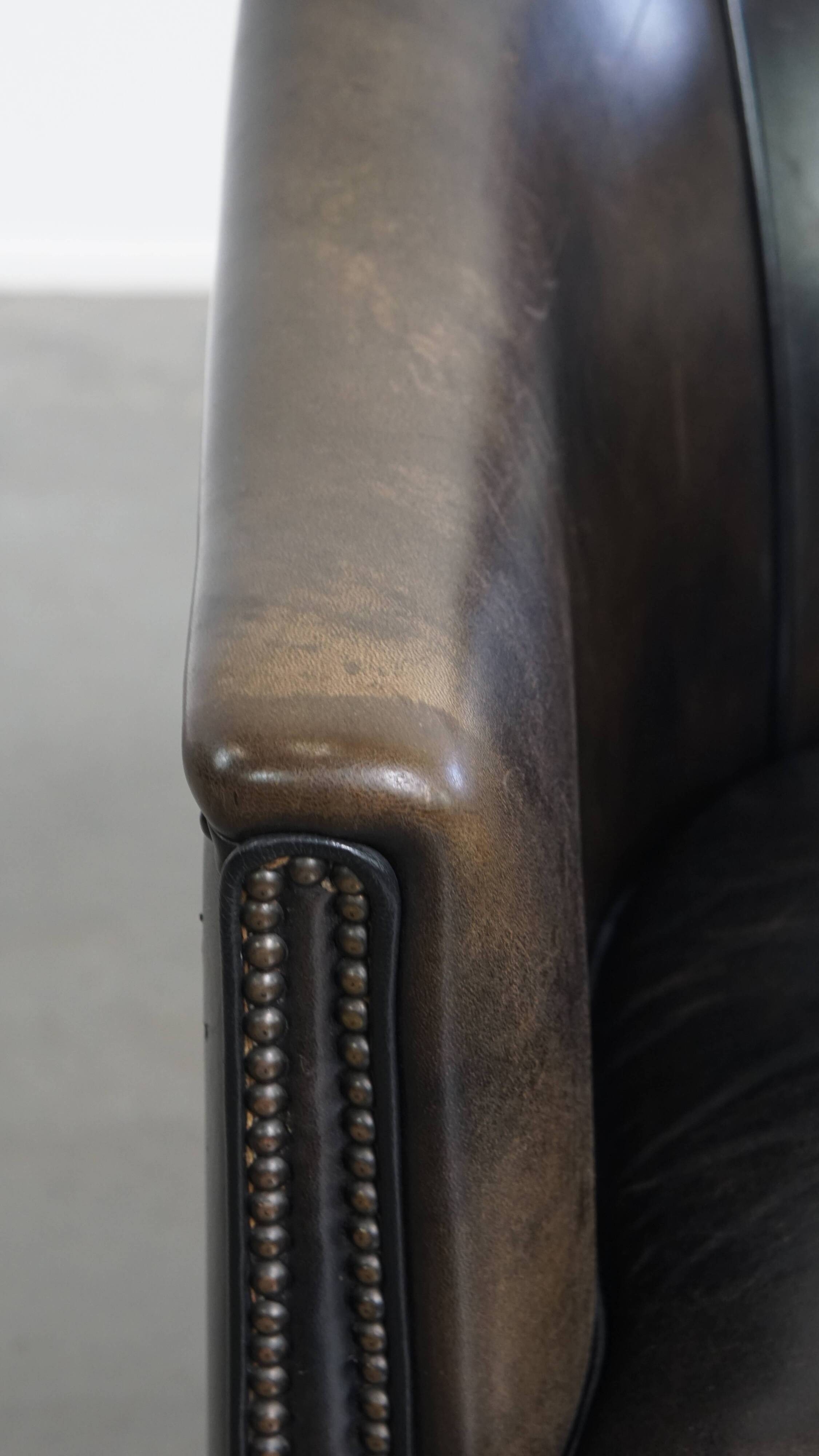 Fauteuil club noir/gris en cuir de mouton