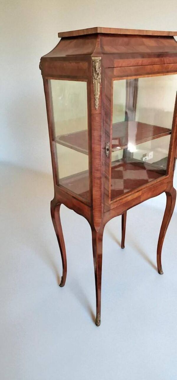 Vitrine de style Louis XV