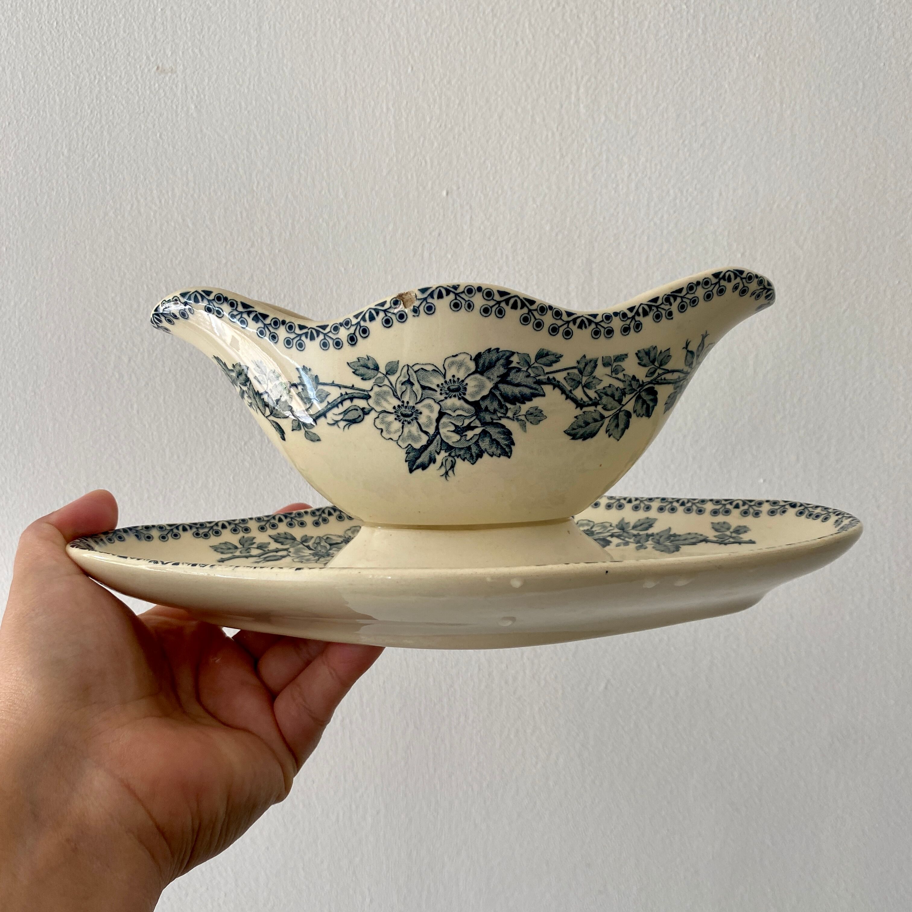 Old sauce pot in iron earth, Guadeloupe model of Saint amand