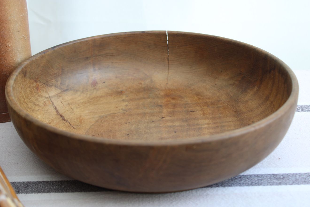 Round wooden dish