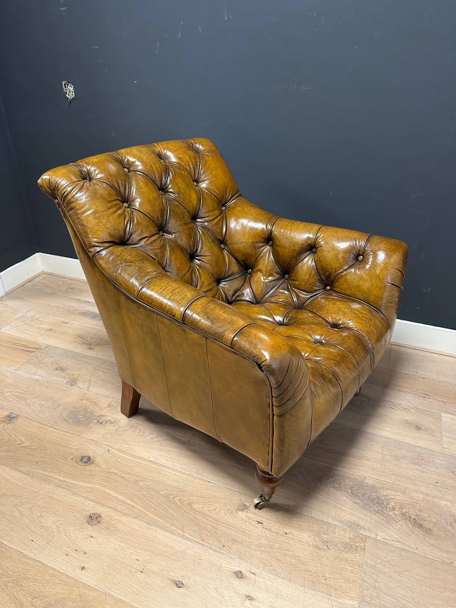 Set of 2 leather club chairs