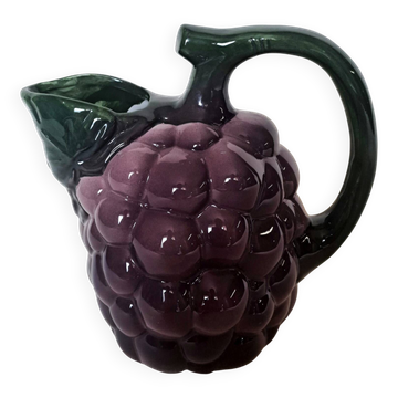 Jug in slipware Grape cluster