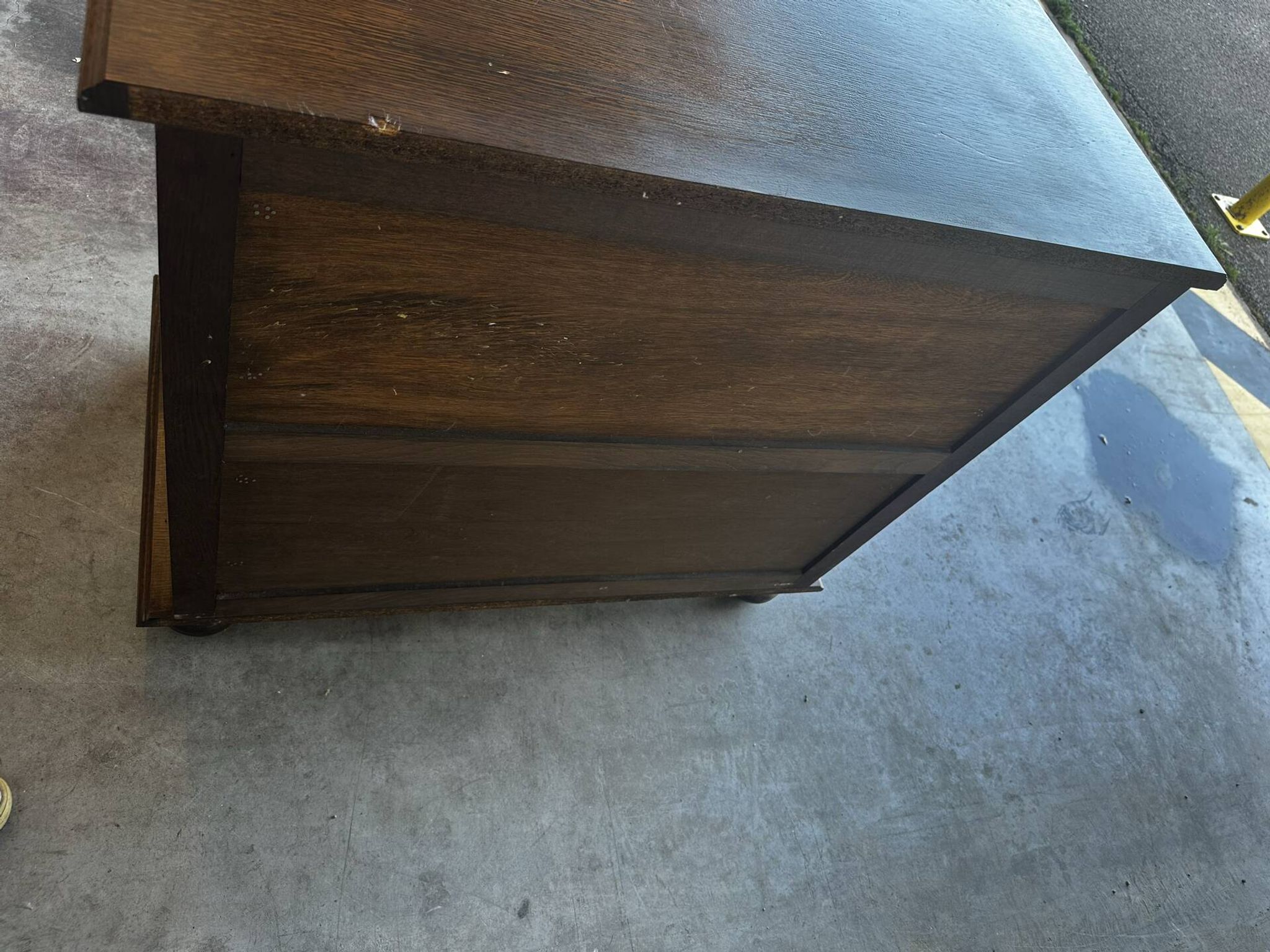 Vintage oak and veneer chest of drawers with 4 drawers.