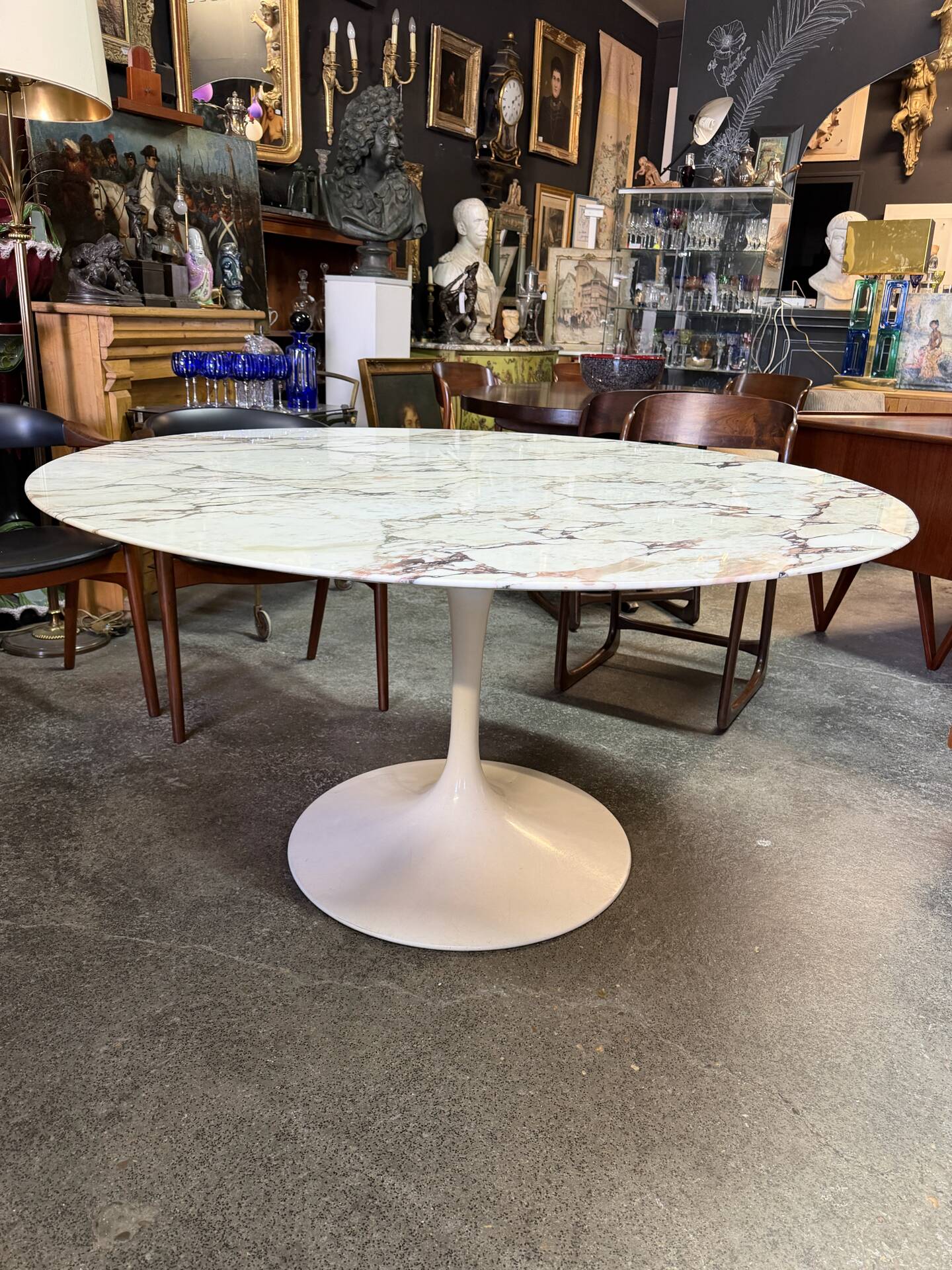 Table knoll eero saarinen modèle tulipe en marbre 137 cm