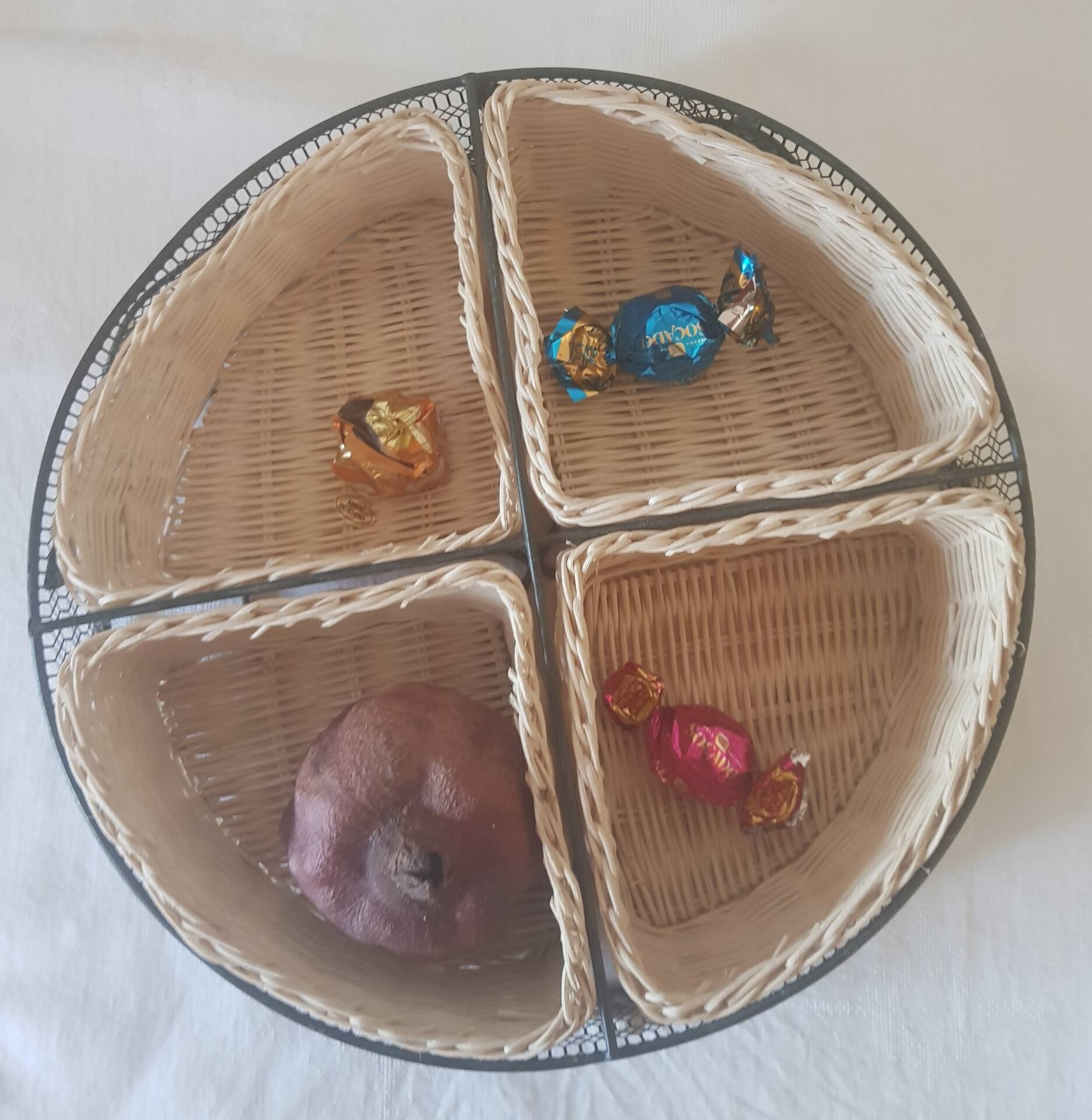 Metal basket with 4 wicker compartments