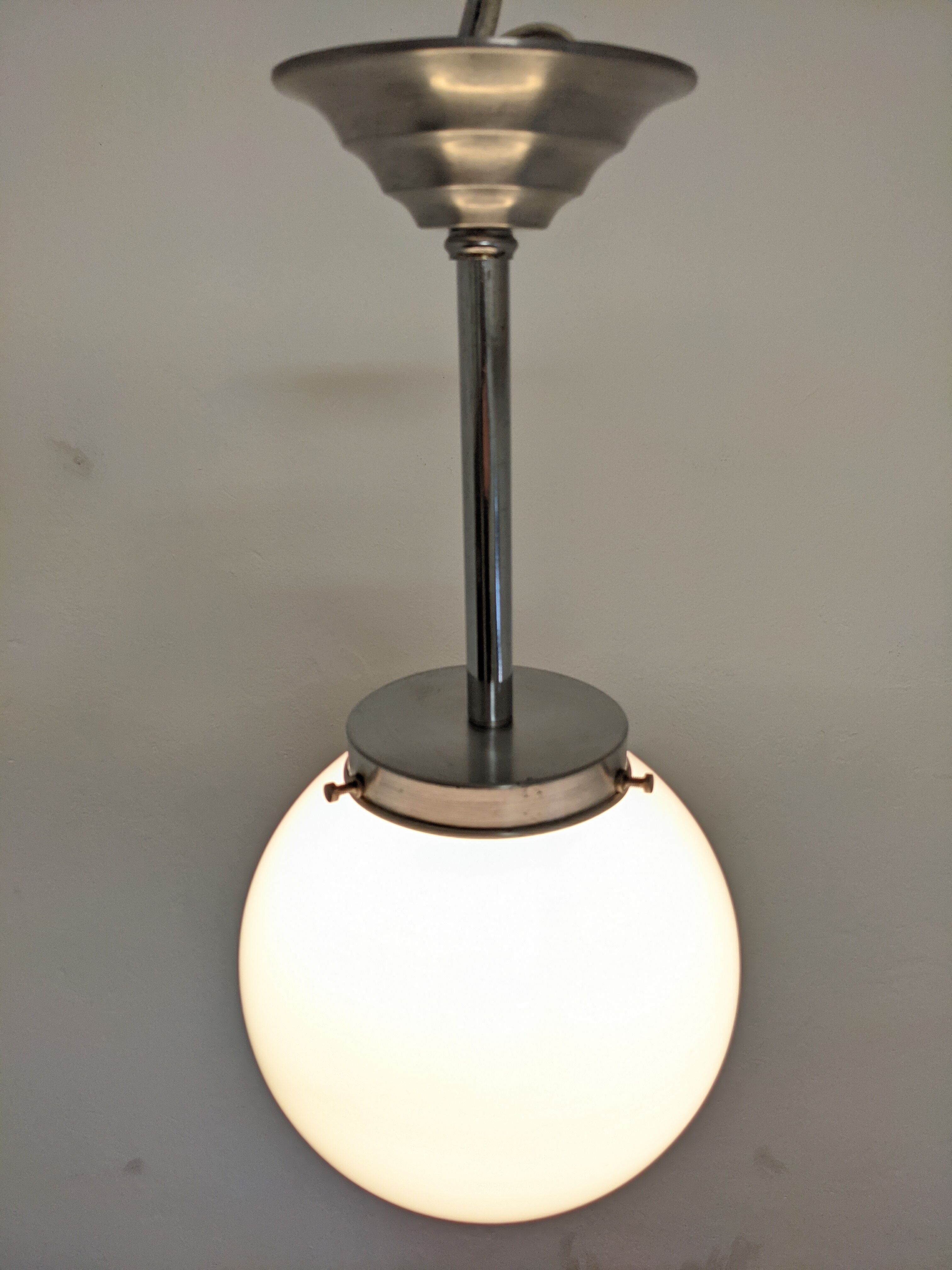 Art Deco ball suspension in opaline