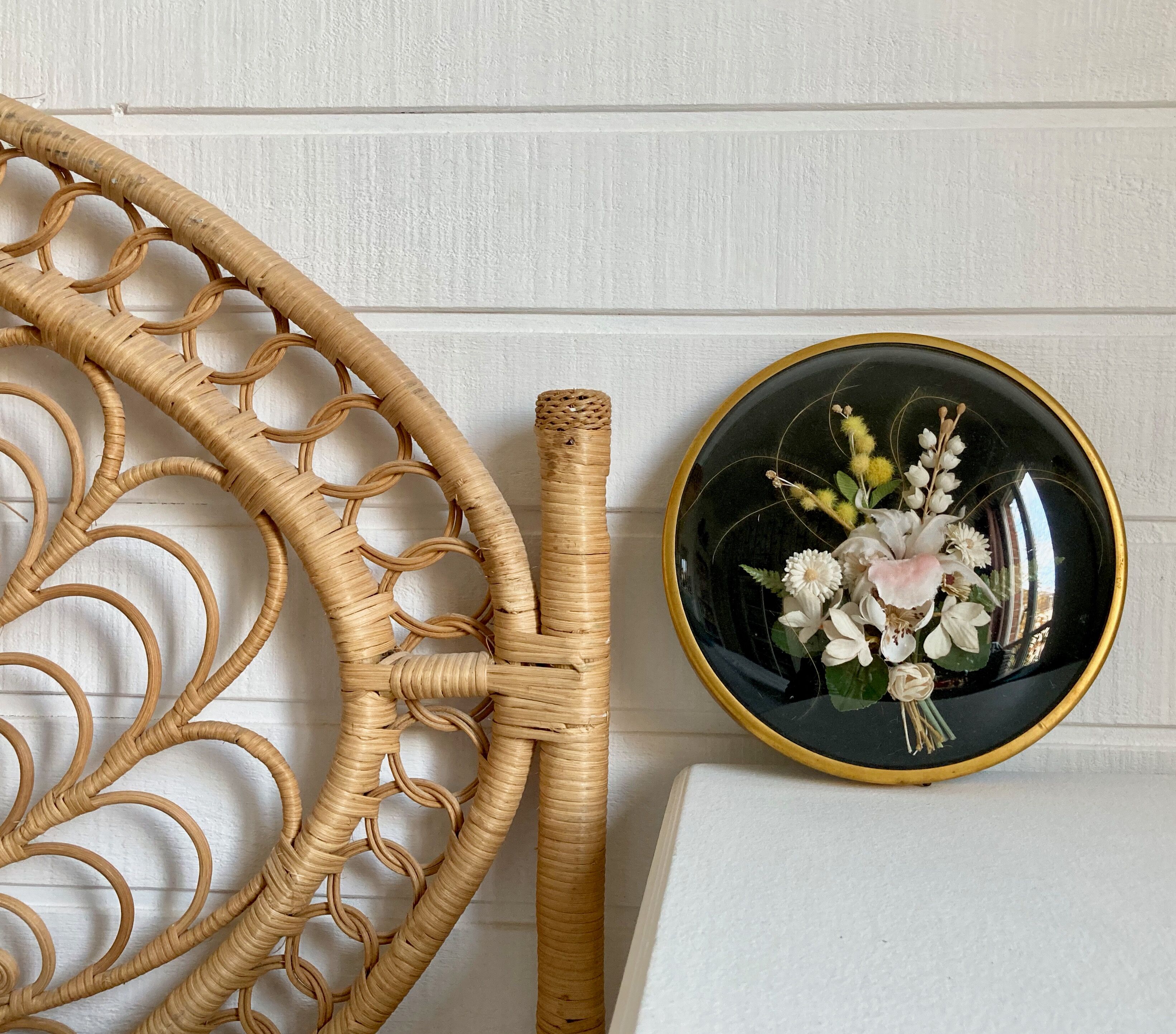 Bulging flower frame