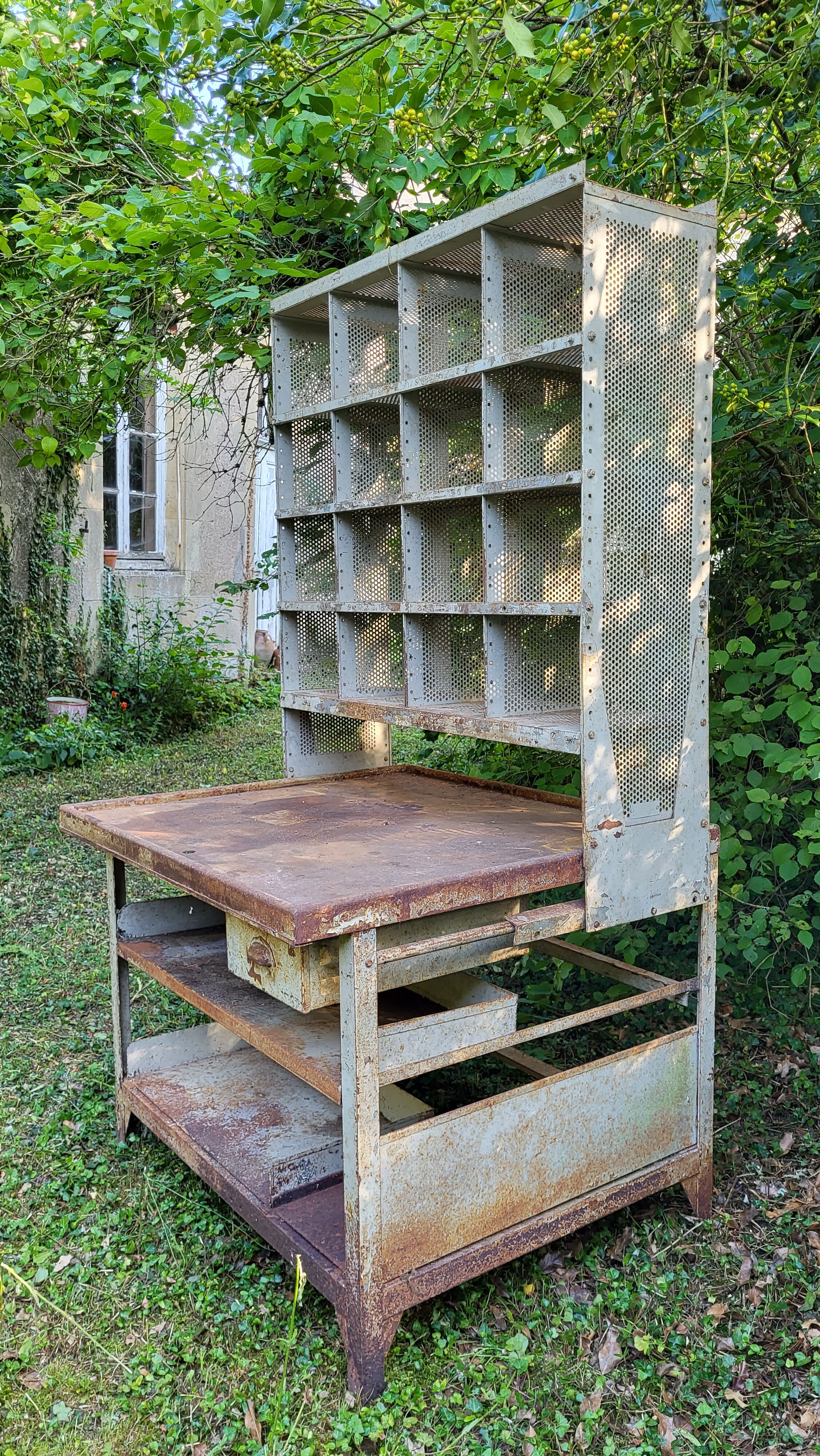 Industrial design postal sorting office