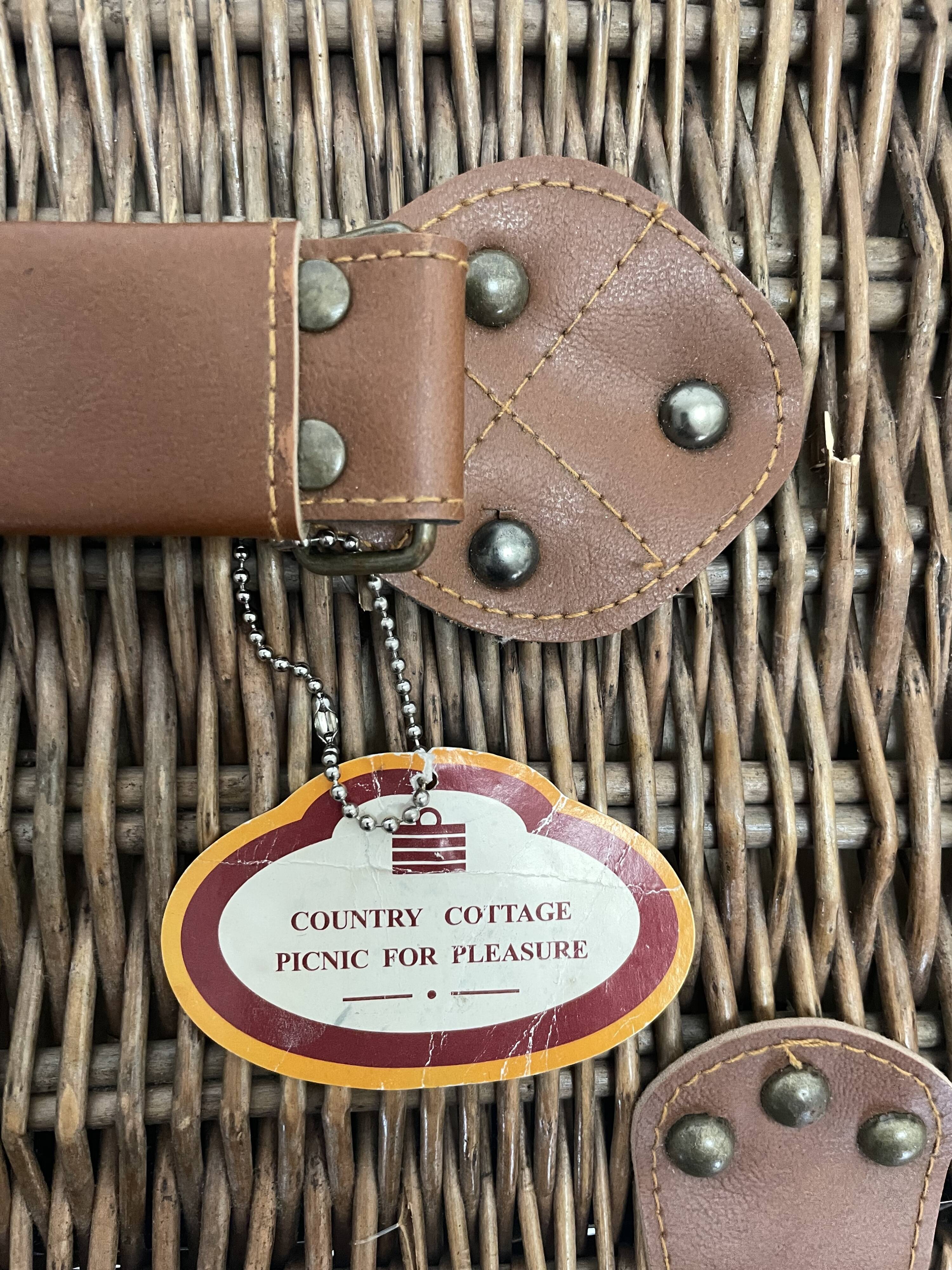 English brand picnic basket Country Cottage