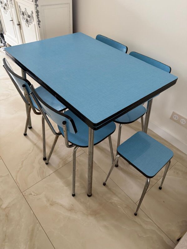 Table, chaises et tabouret en formica