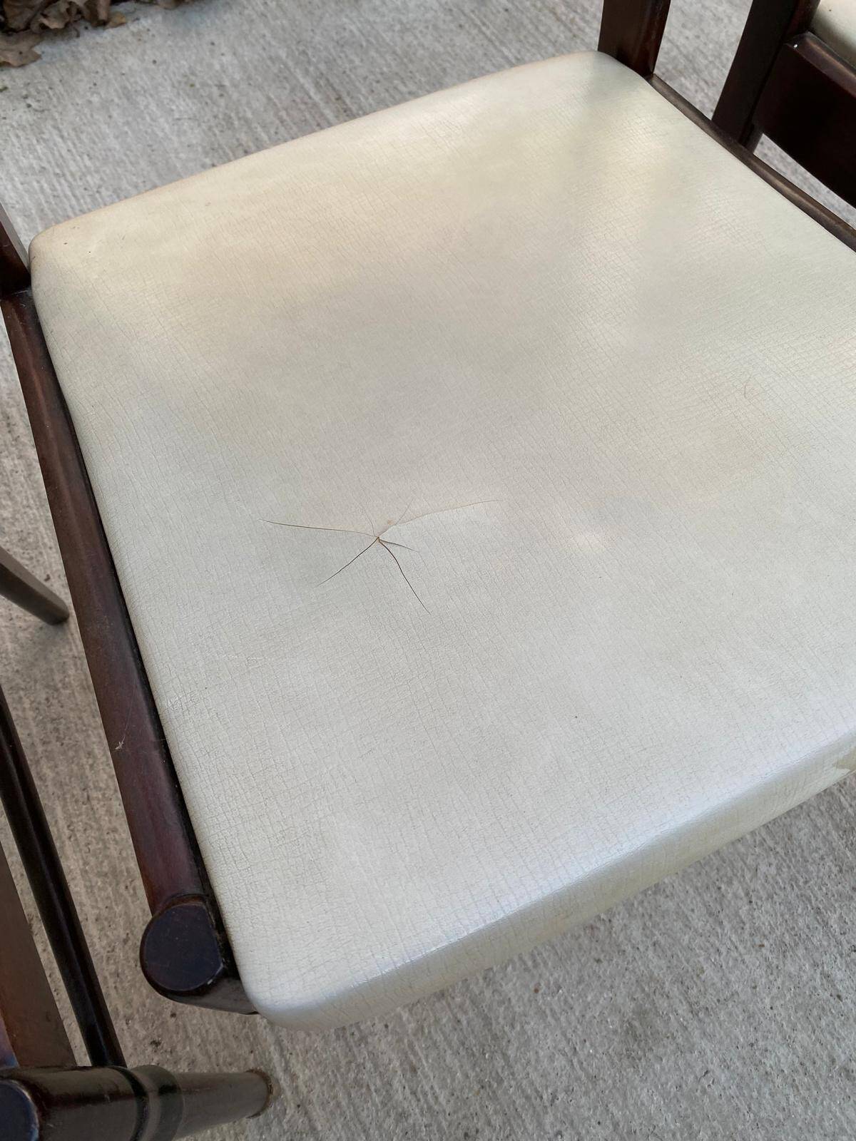 4 Scandinavian chairs in solid wood and white imitation leather