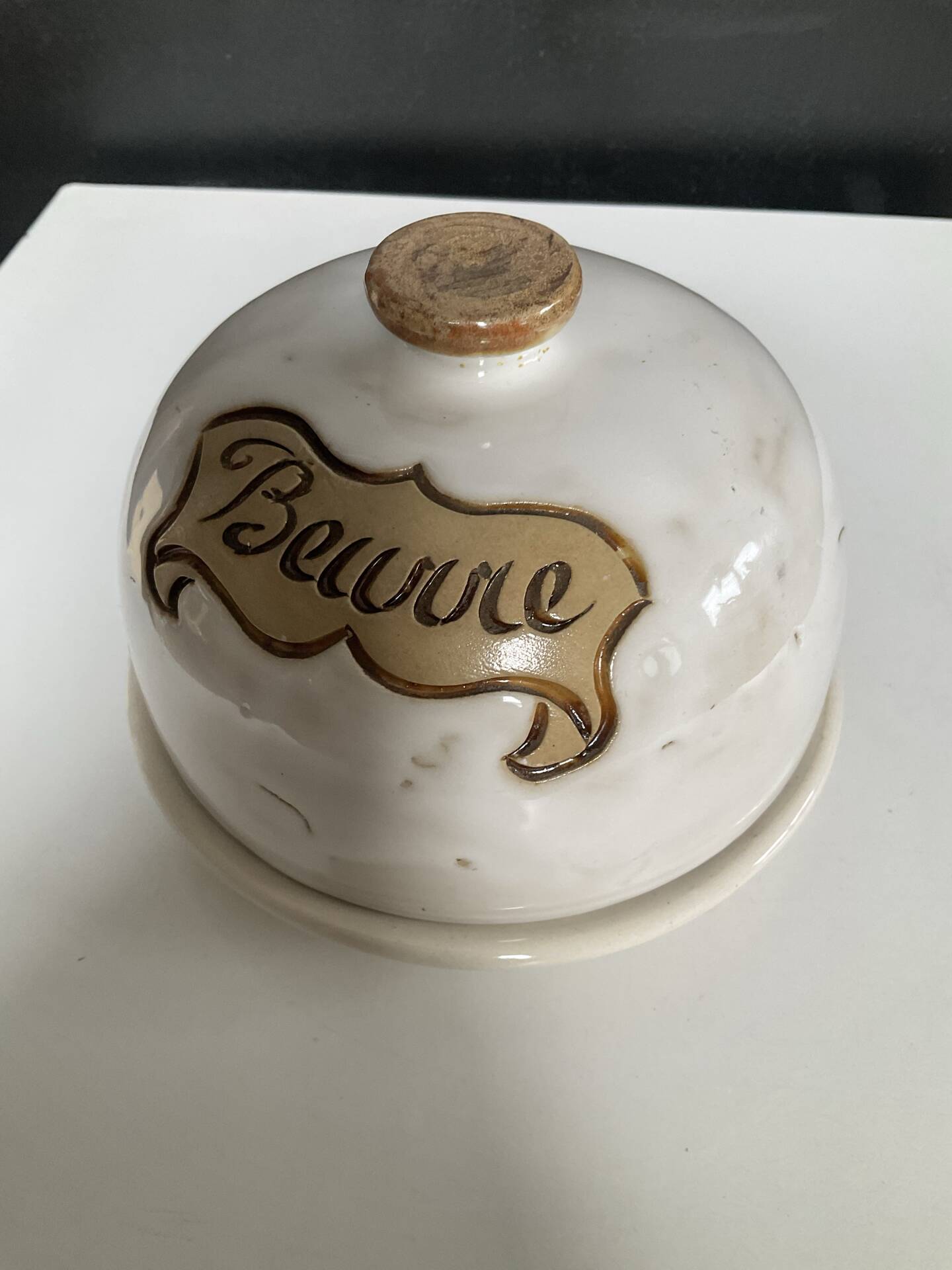 Beurrier à cloche vintage en barbotine