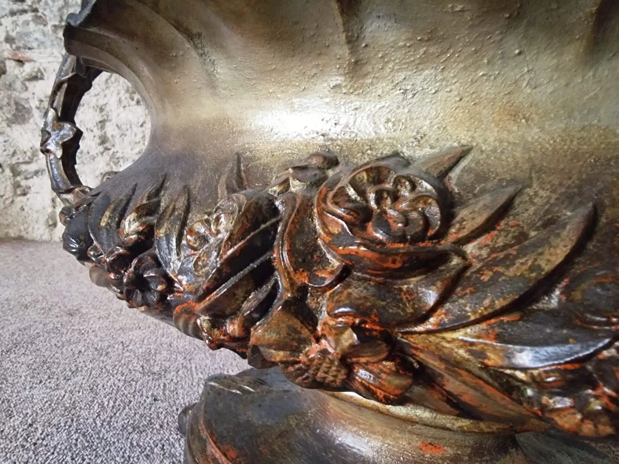 Grande jardinière ancienne en fonte sur pied, patine brun-or, France, vers 1900