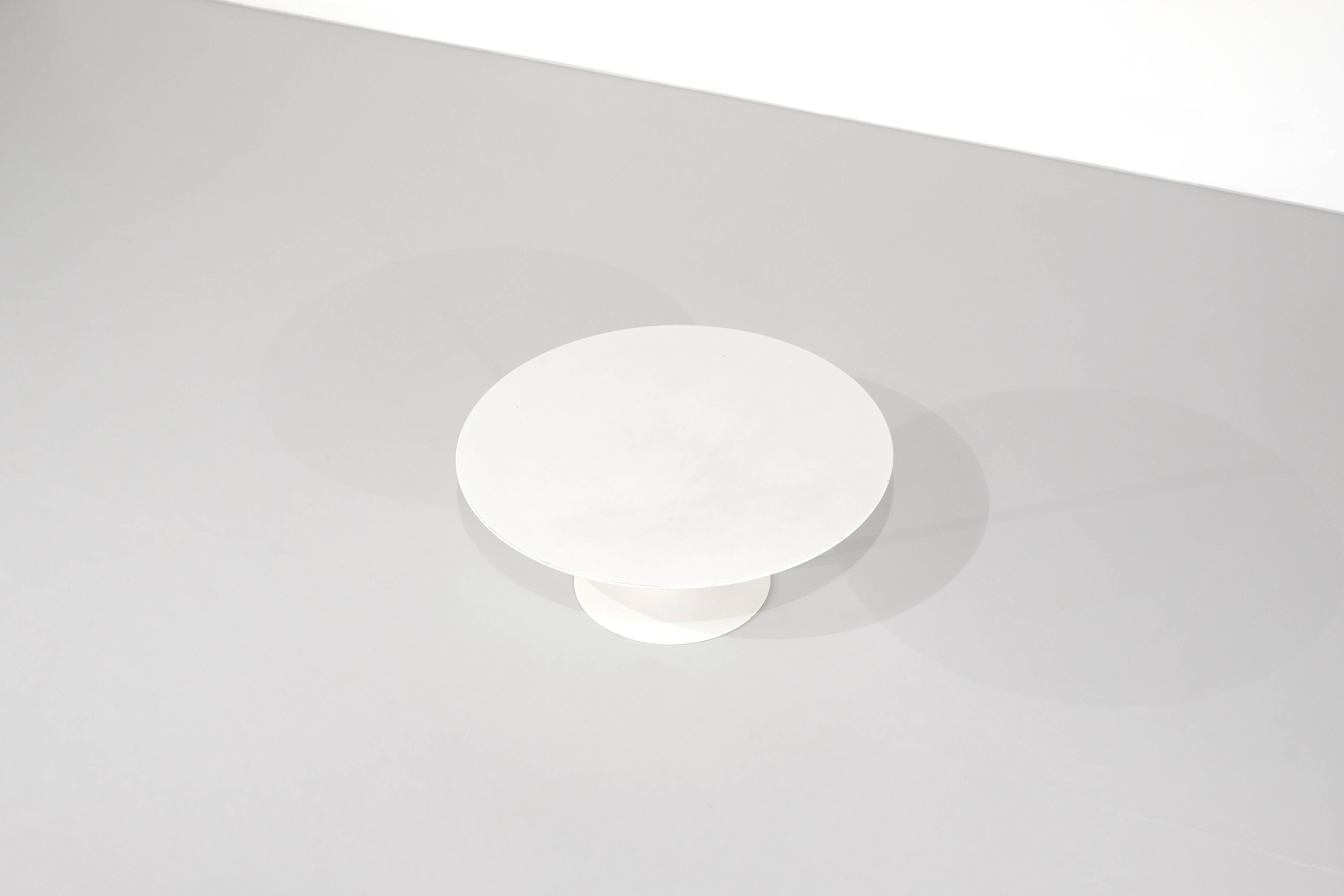 "Tulip" coffee table laminated by Eero Saarinen for Knoll, United States.