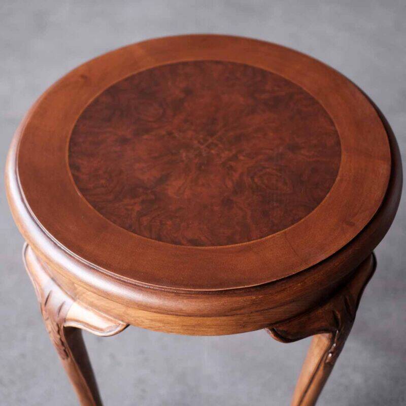 Table d’appoint ronde vintage en bois massif sculpté, style classique franç