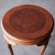 Table d’appoint ronde vintage en bois massif sculpté, style classique franç