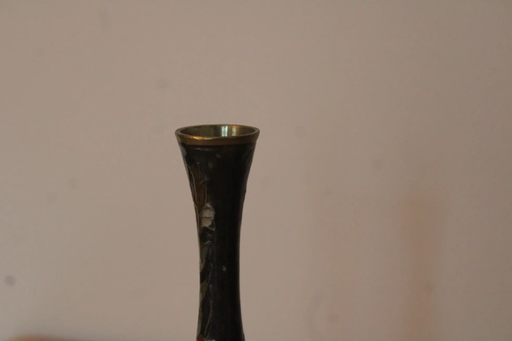 Vintage brass soliflore vase with black, red, and green floral decoration – H 18 cm