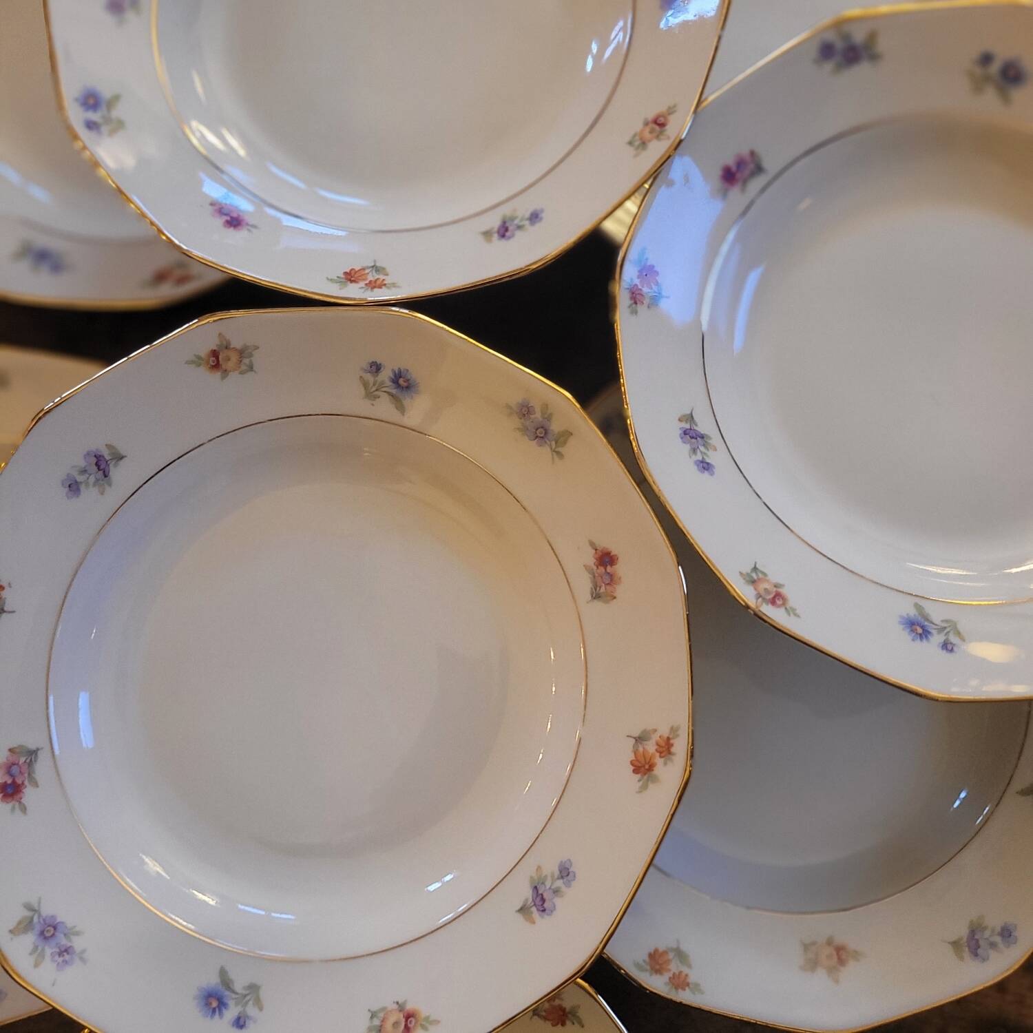 Porcelain soup plates - Decorated with small flowers and a gold rim