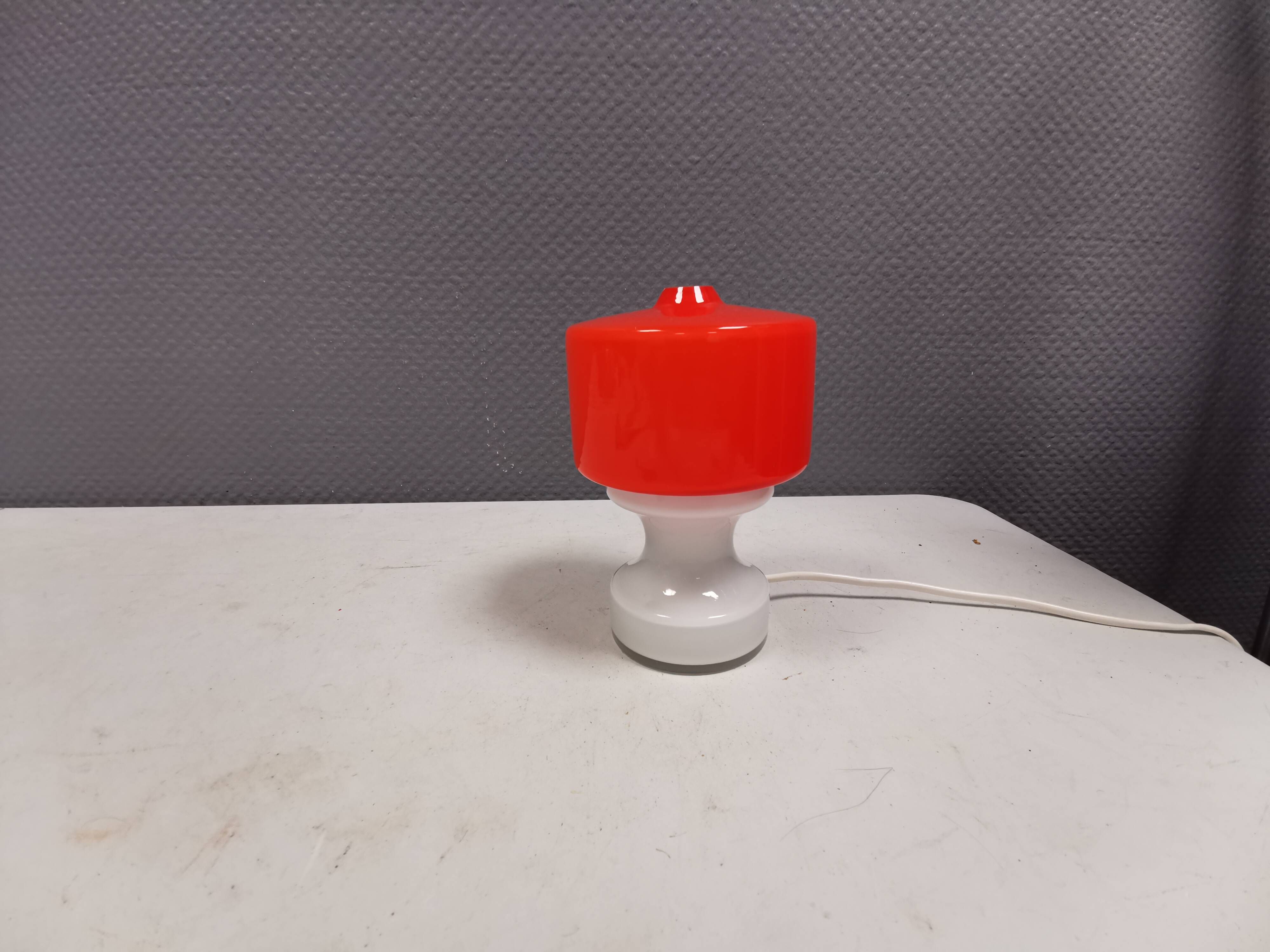 Glass table lamp, Swedish and from the 1980s, two-piece, in red/white glass