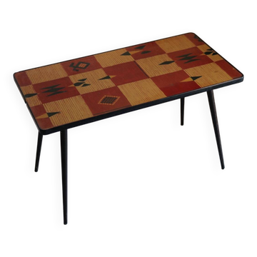 Vintage coffee table in laminate with geometric design, with tapered legs.