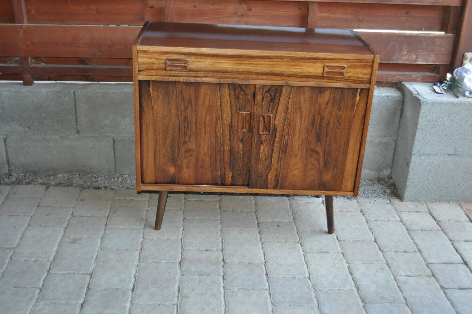 Scandinavian commode in brown rosewood from the 1960s, with 1 drawer and 2 doors.