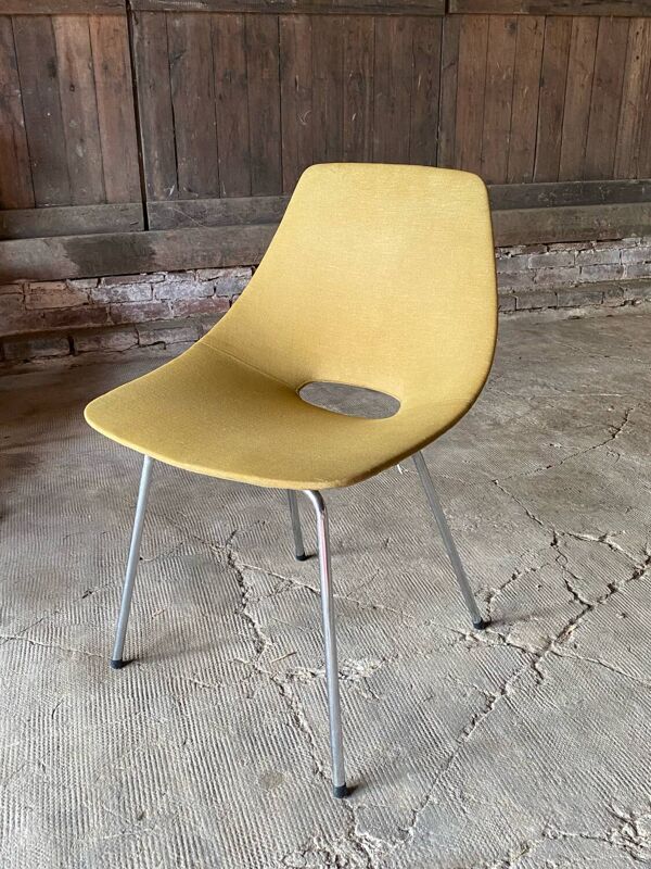 Chaise tonneau par Pierre Guariche