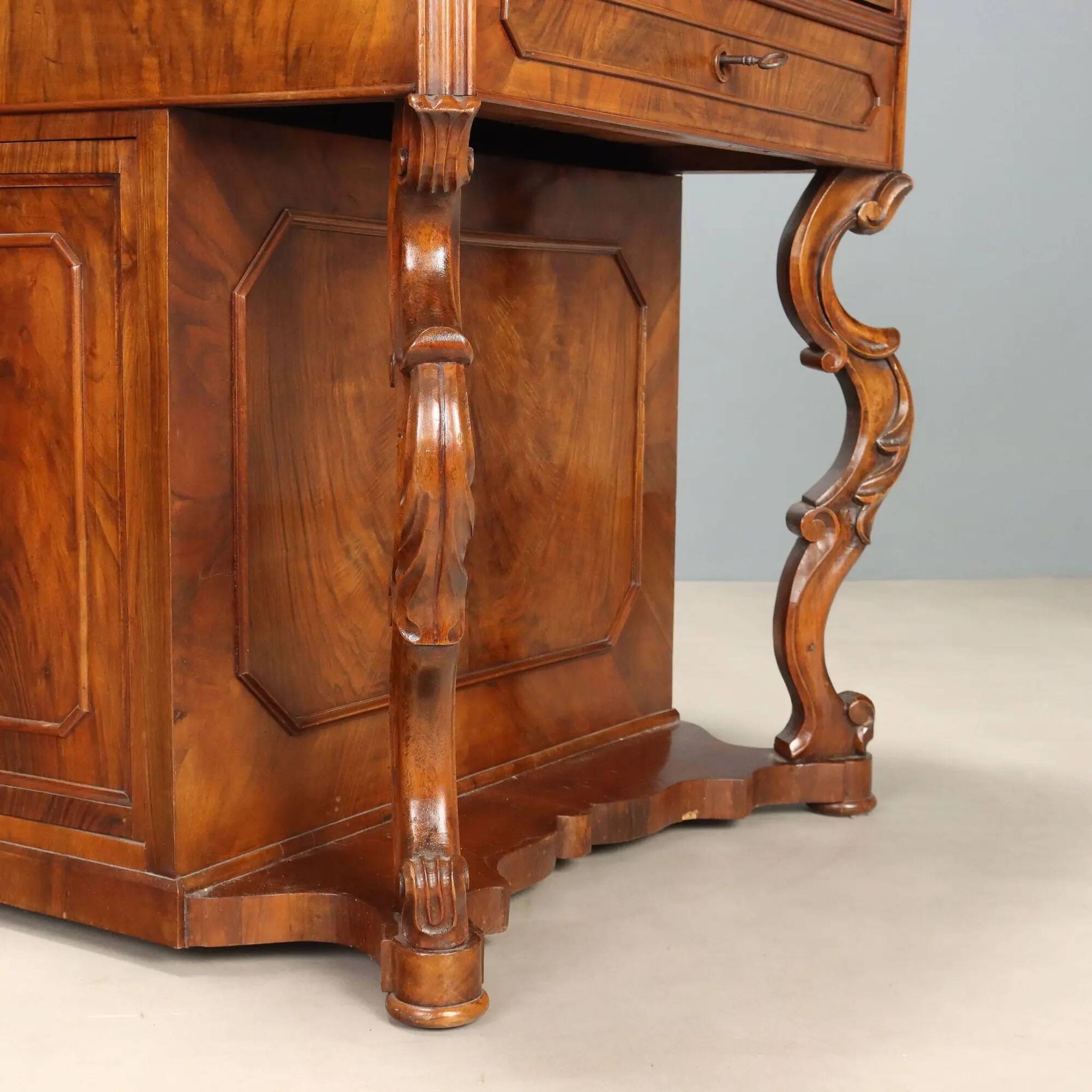 Antique Louis-Philippe hairdresser in walnut and cherry, 19th century.