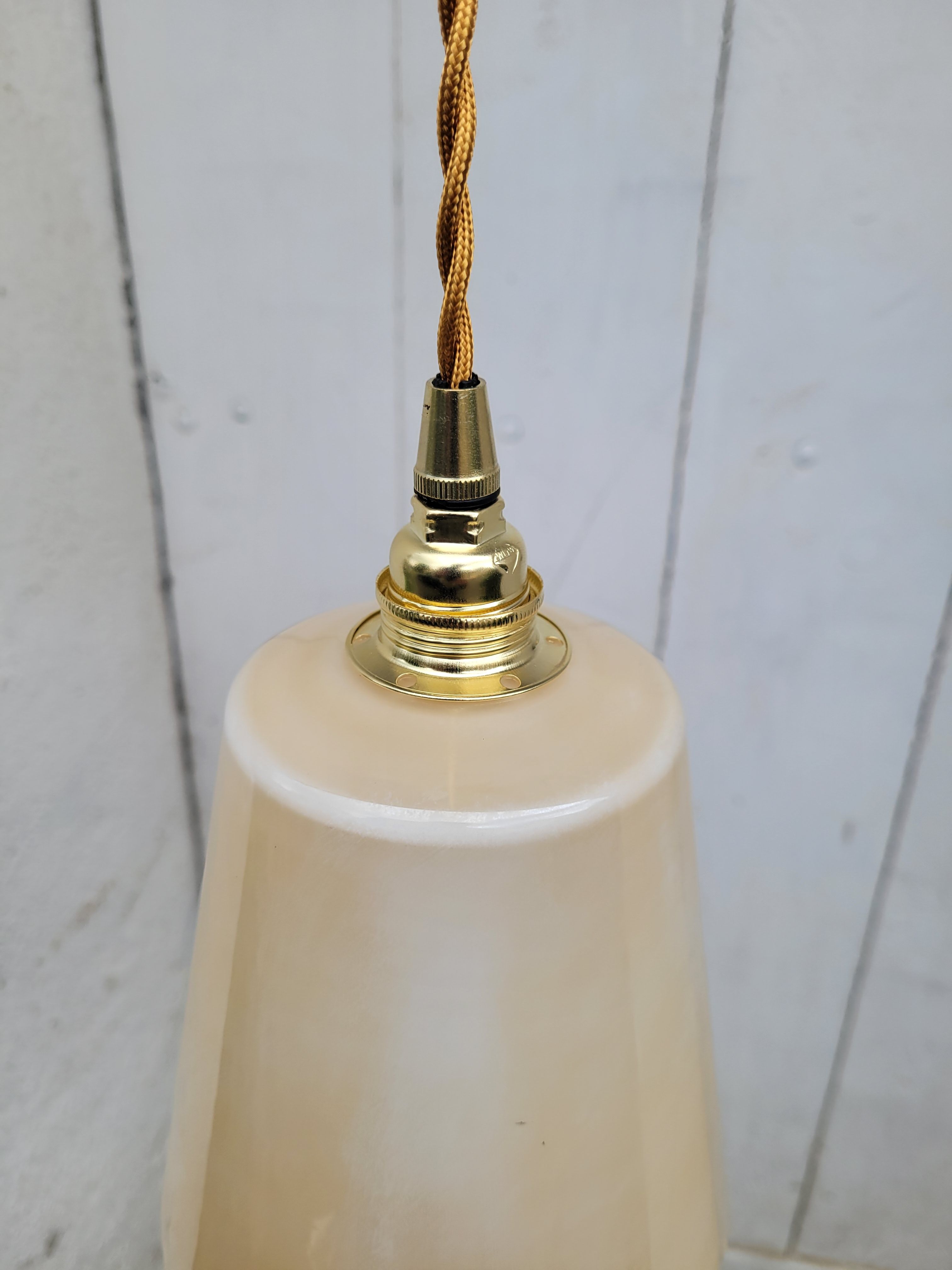 Opaline suspension