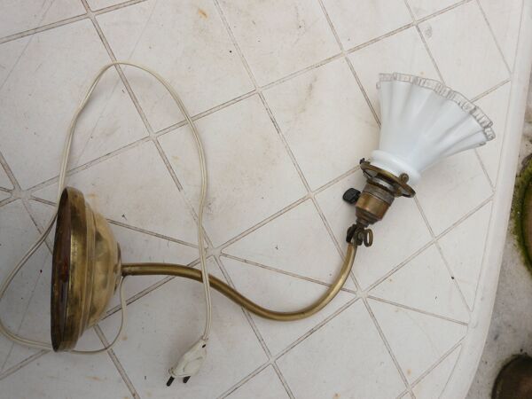 Lampe de table ou applique articulée en laiton avec tulipe opaline 1900