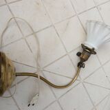 Lampe de table ou applique articulée en laiton avec tulipe opaline 1900