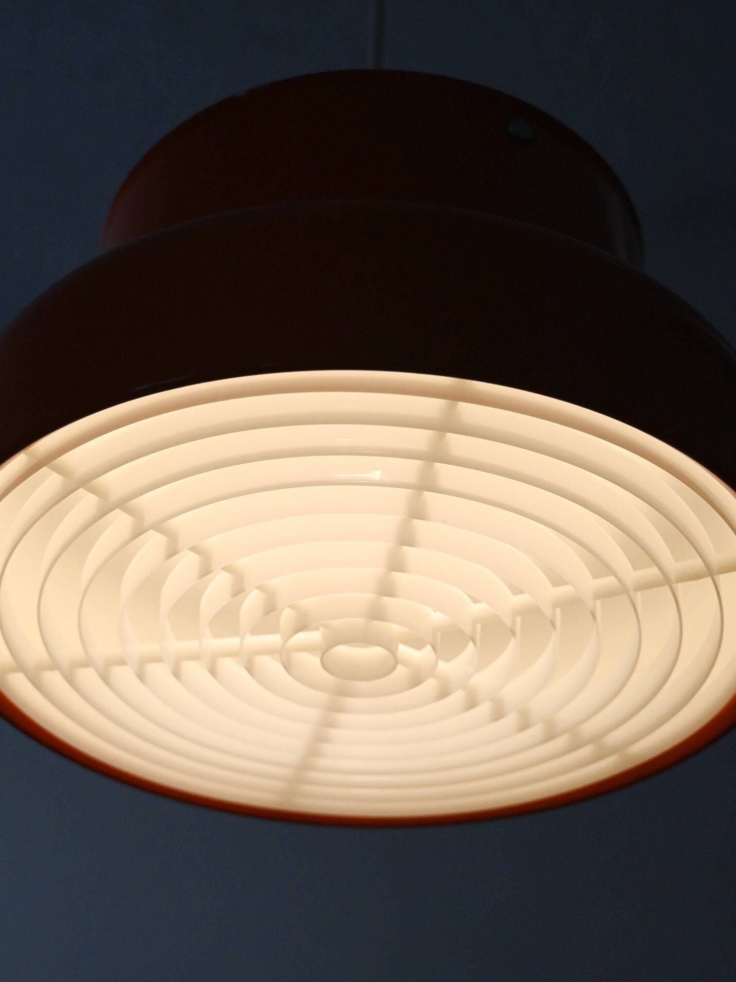 Paire de suspensions orange « Bumling » par Anders Pehrson