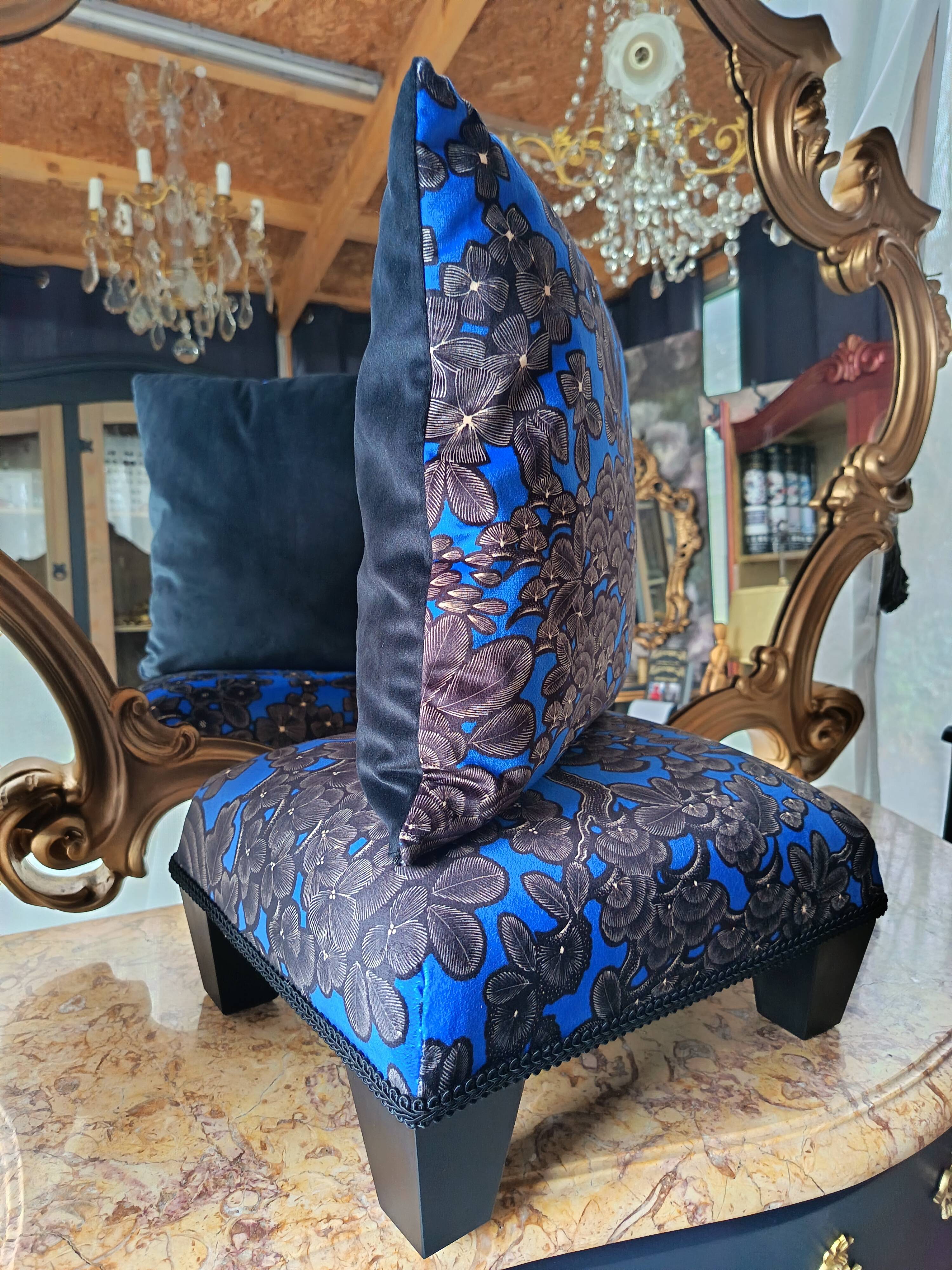 Cushion and its blue phoenix footrest